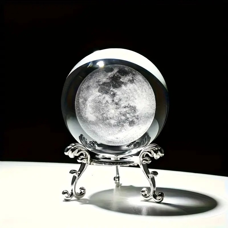 Ay Desenli Kristal Küre Dekoru – Metal Standlı Şık Masa Süsü