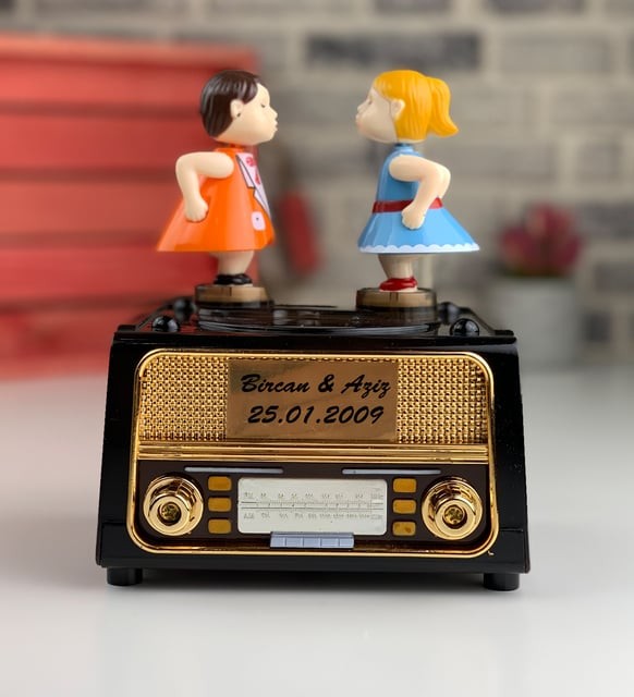 İsme Özel Hareket Eden ve Öpüşen Çift Nostaljik Müzik ve Takı Kutusu