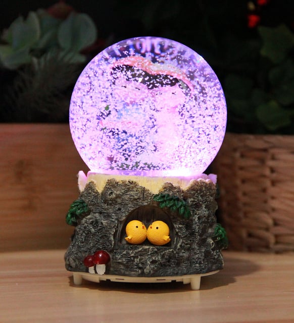 Kütük Üzerinde Oturan Sevgililer Işıklı Müzikli Orta Boy Kar Küresi