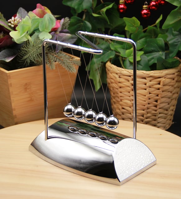 Kişiye Özel Newton Denge Topları – Masaüstü Dekor ve Stres Giderici1