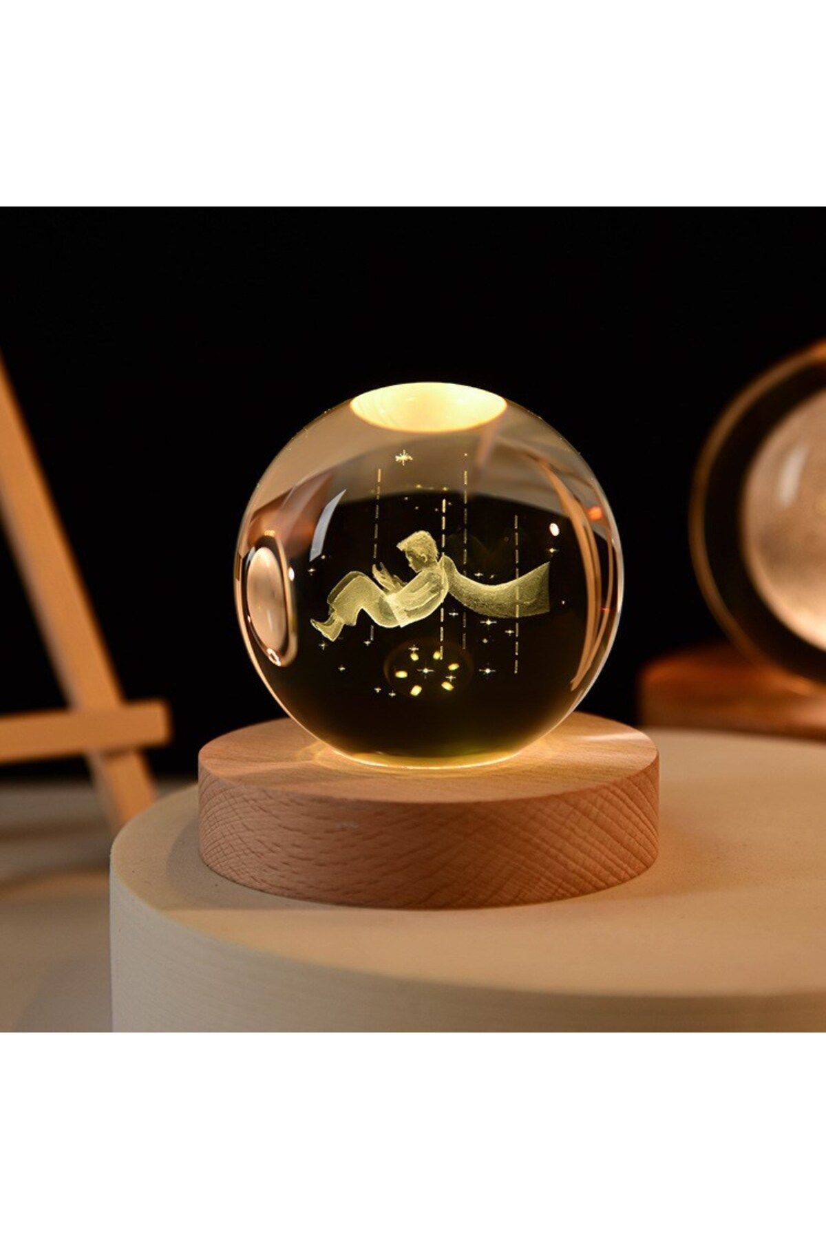 Kişiye Özel Işıklı Ahşap Kaideli Küçük Prens Temalı Cam Küre 8*6cm