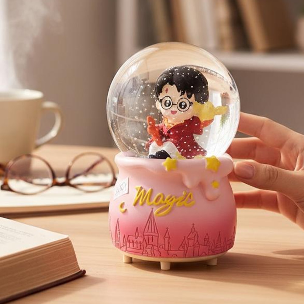 Büyülü Kar Küresi - Sihirli Okul Temalı Büyük Boy Püskürtmeli Kırmızı Cübbeli Figür Işıklı Dekor