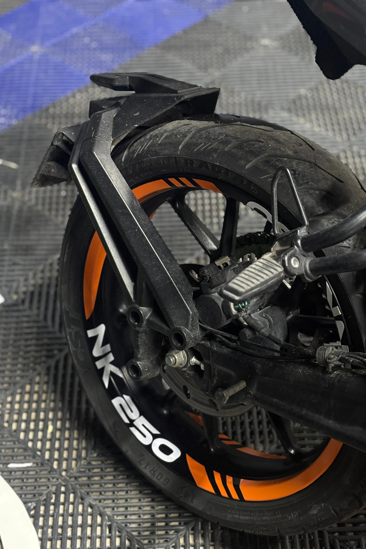 CFMOTO NK250 için Turuncu-Beyaz Renk 16 Parça Jant Şeridi Sticker Seti 