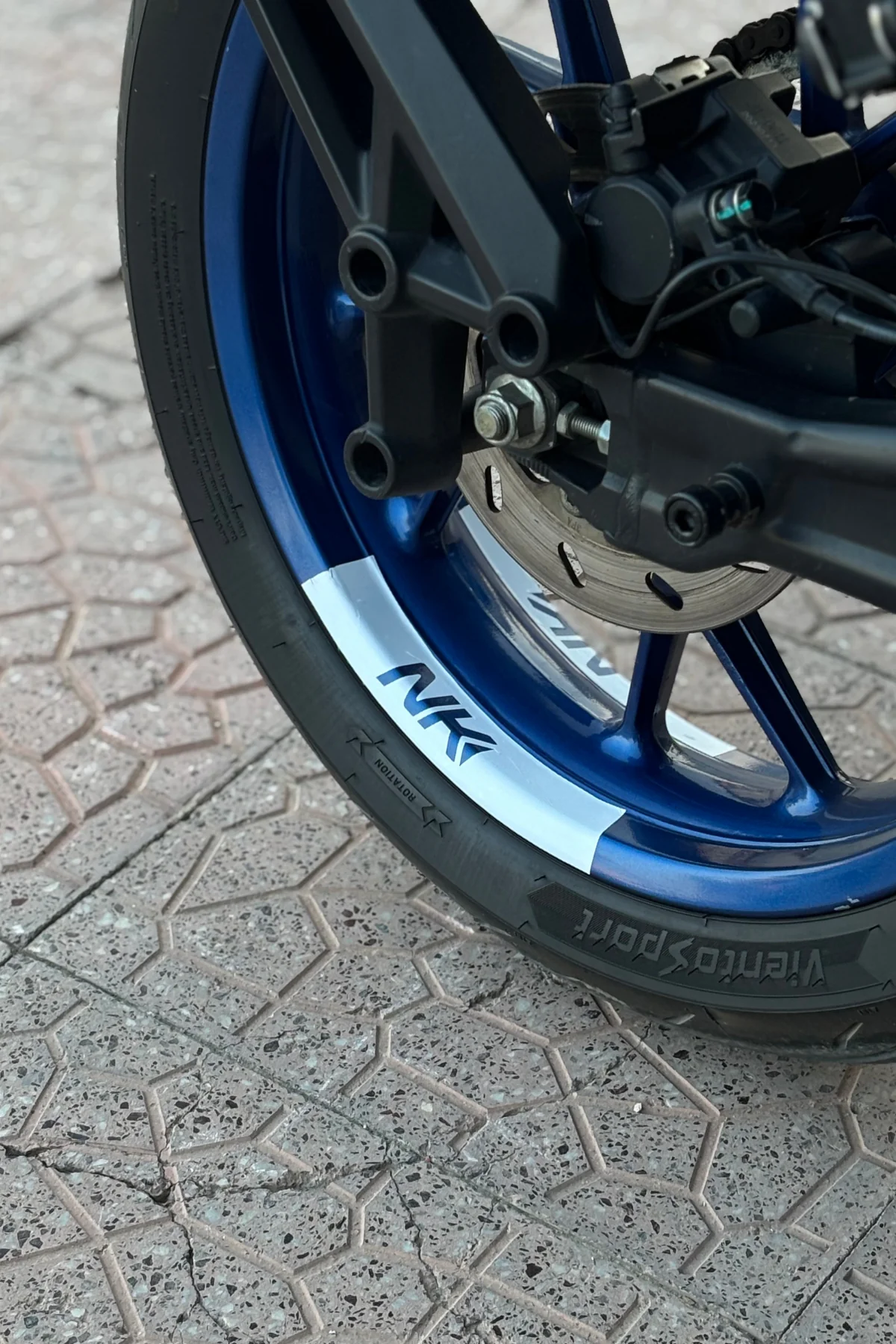 CFMOTO NK250/450  için Beyaz Renk Jant İçi Detay Kaplamalı NK Yazılı Sticker Seti (4 Parça)