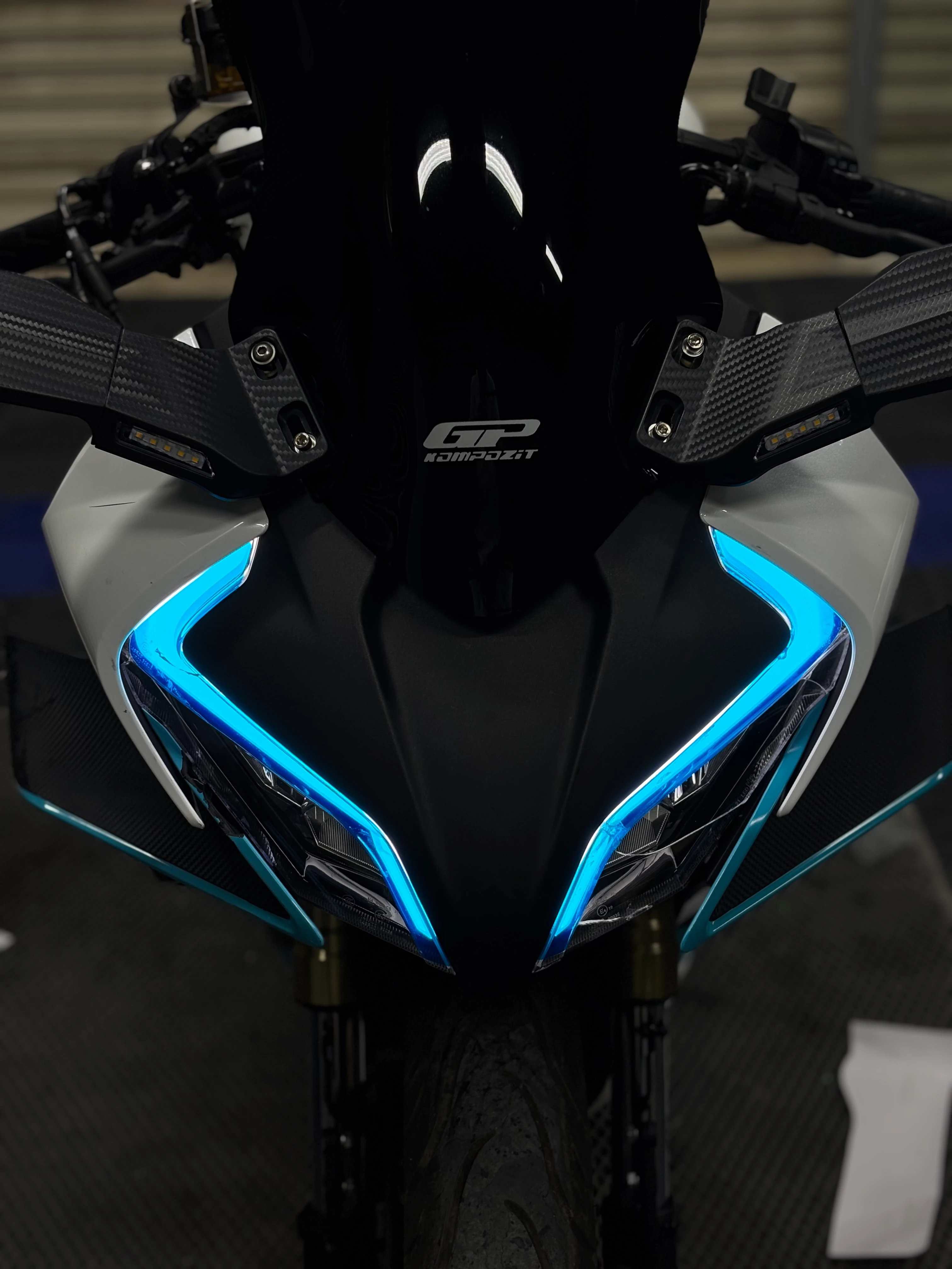 CFMOTO 450SR için Açık Mavi Far Filmi Sticker Etiket (Sağ ve Sol)