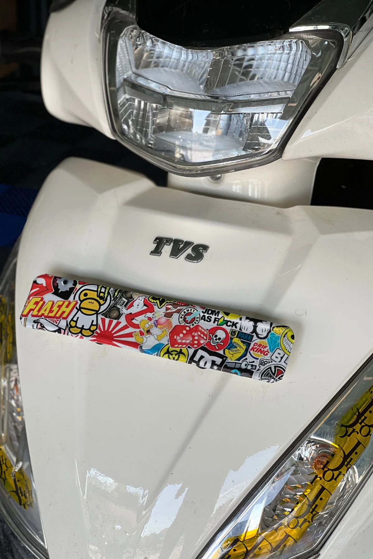 TVS Jupiter için Hellaflush Desenli Ön Plakalık Kaplama Sticker 