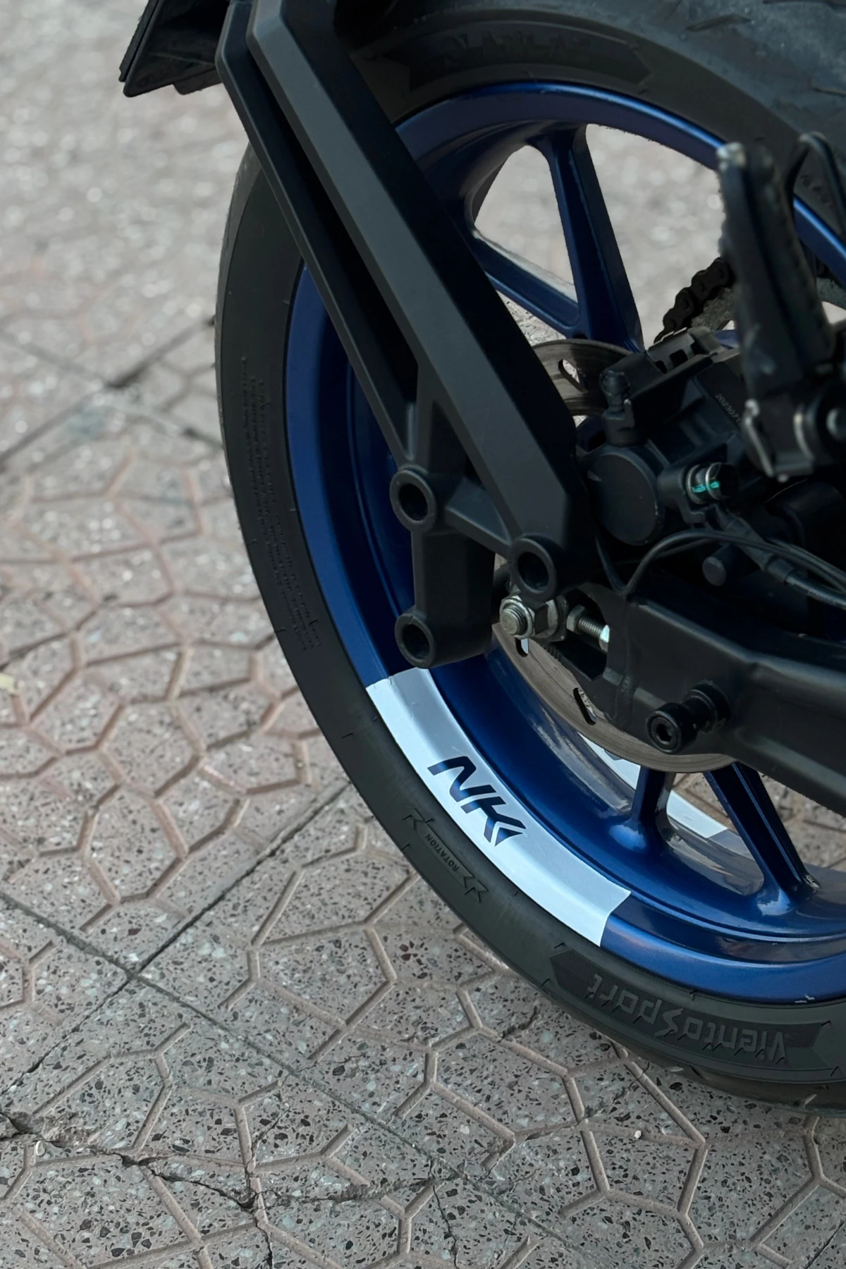 CFMOTO NK250/450  için Beyaz Renk Jant İçi Detay Kaplamalı NK Yazılı Sticker Seti (4 Parça)