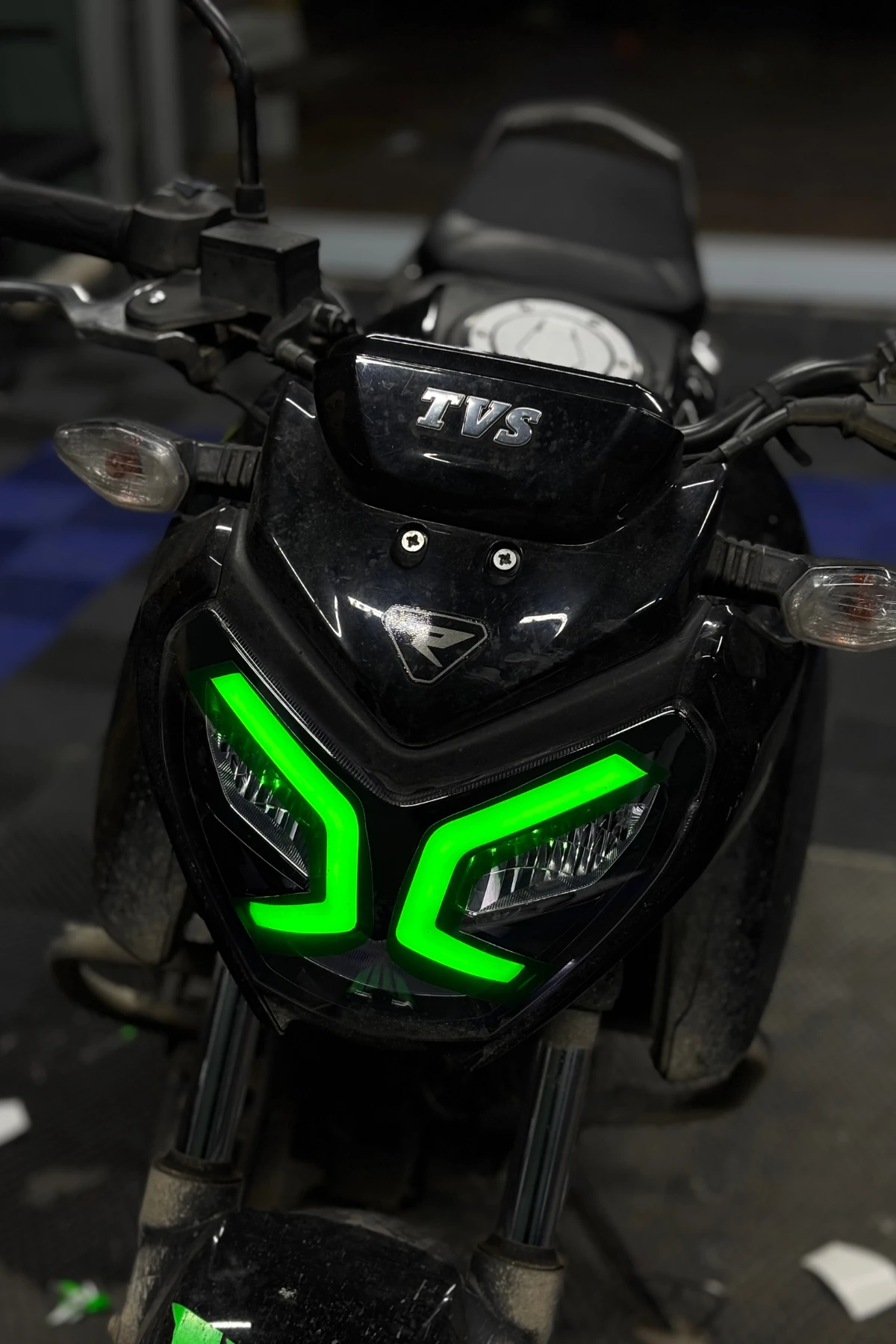 TVS Raider 125 için Yeşil Renk Far Tasarım Film Sticker 