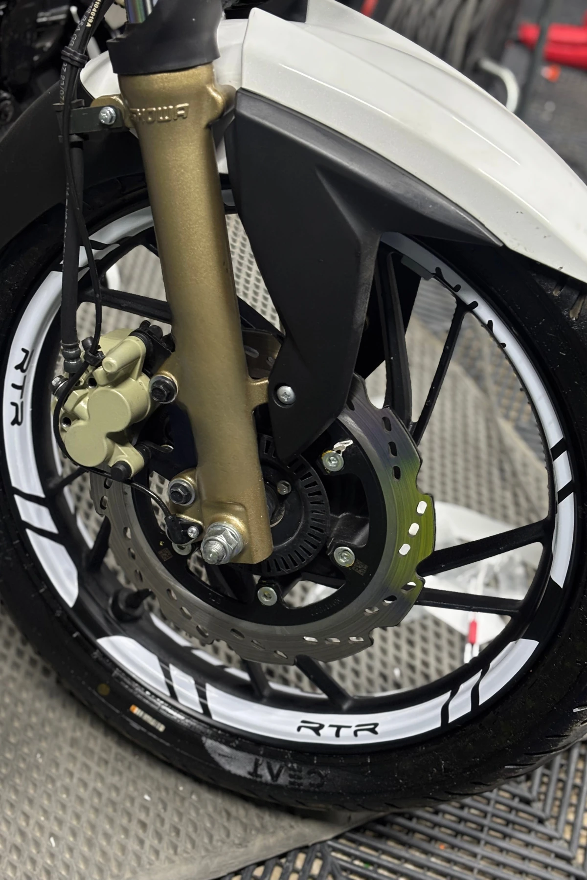 TVS Apache RTR için Tüm Yıllara Uyumlu 12 Parça Jant Şeridi Sticker Seti (Beyaz)