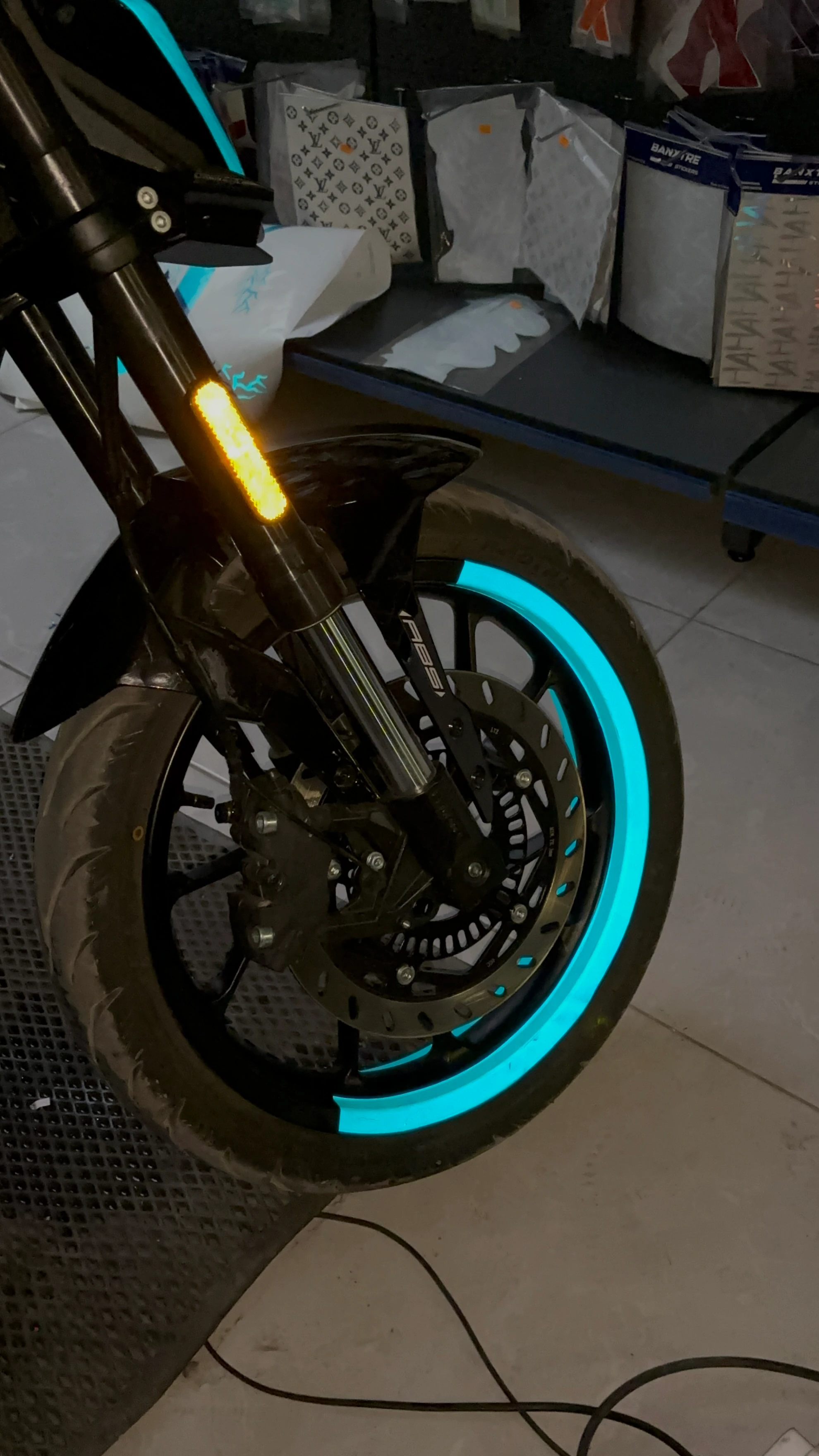 Motosiklet için 17 Inch Jantlara Uyumlu Reflektörlü Mavi Yarım Jant Şeridi (4 Parça)