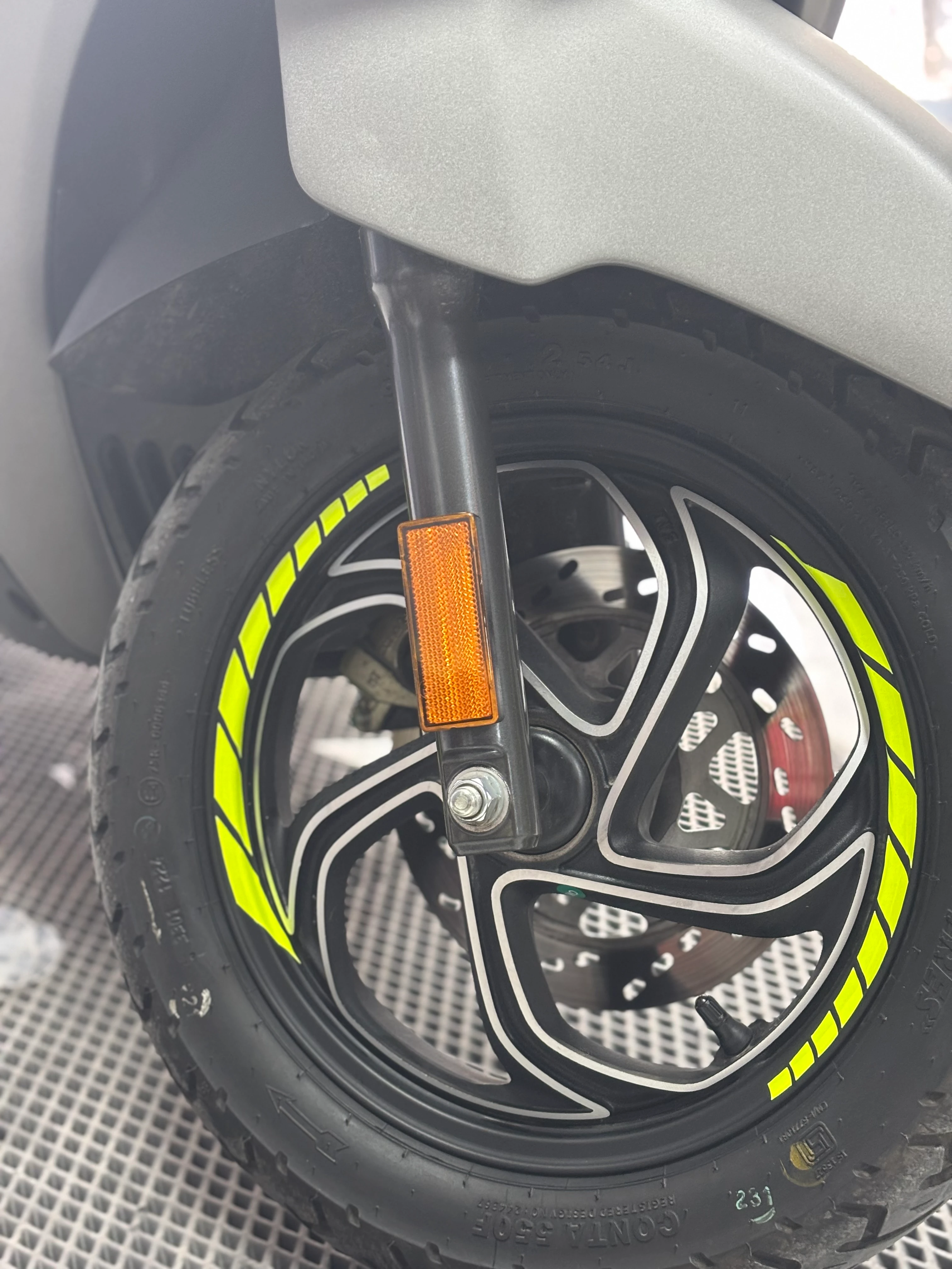 Universal Scooterlar için Tüm Modellere Uyumlu Neon Sarı Jant Şeridi Sticker Seti ( 8 Parça)
