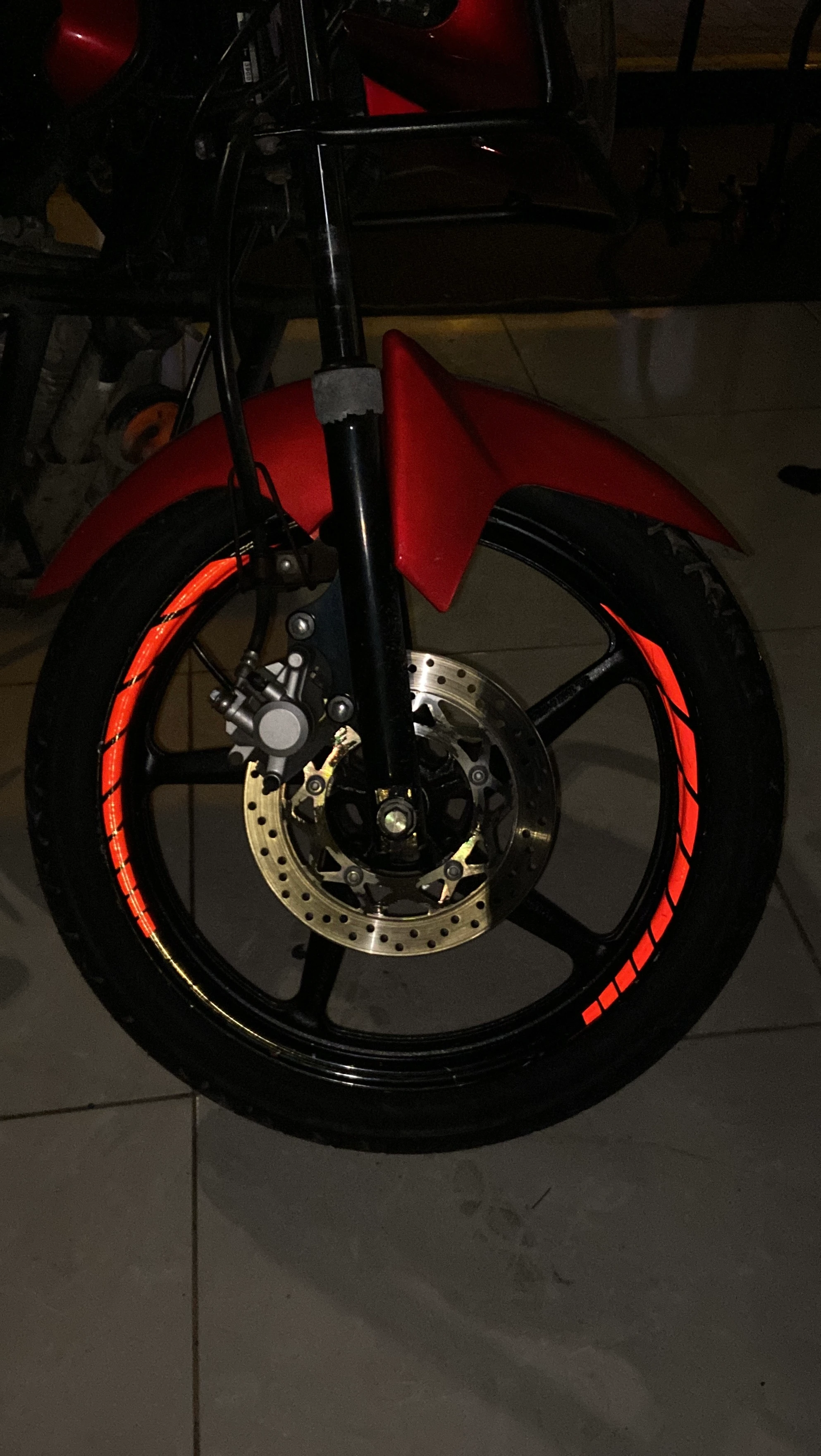 Motosiklet Jantı için 17 Inch Tüm Jantlara Uyumlu Reflektörlü Kırmızı Jant Şeridi (8 Parça)