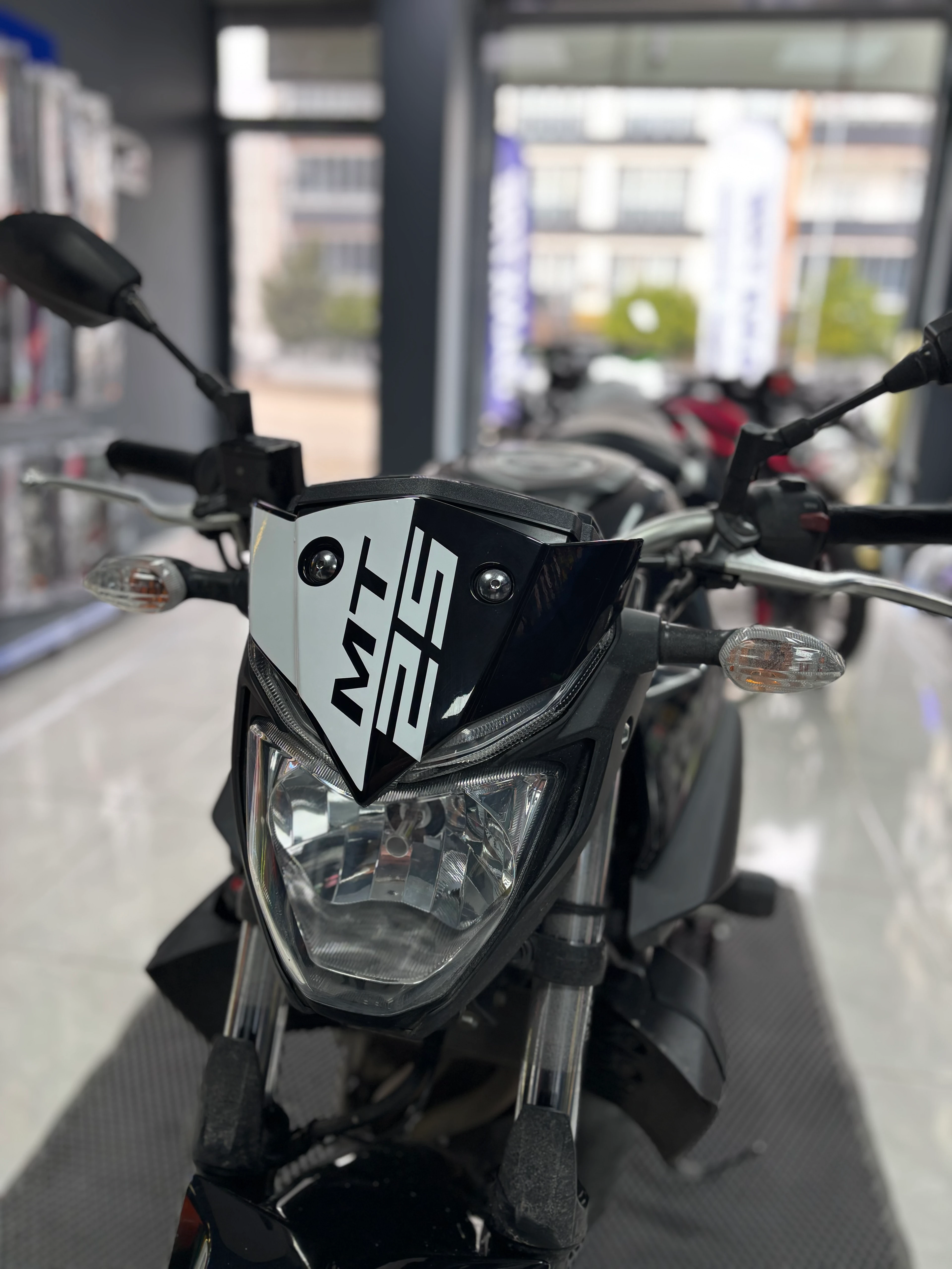 Yamaha MT-25 için Beyaz Renk Kafa Sticker Etiket 