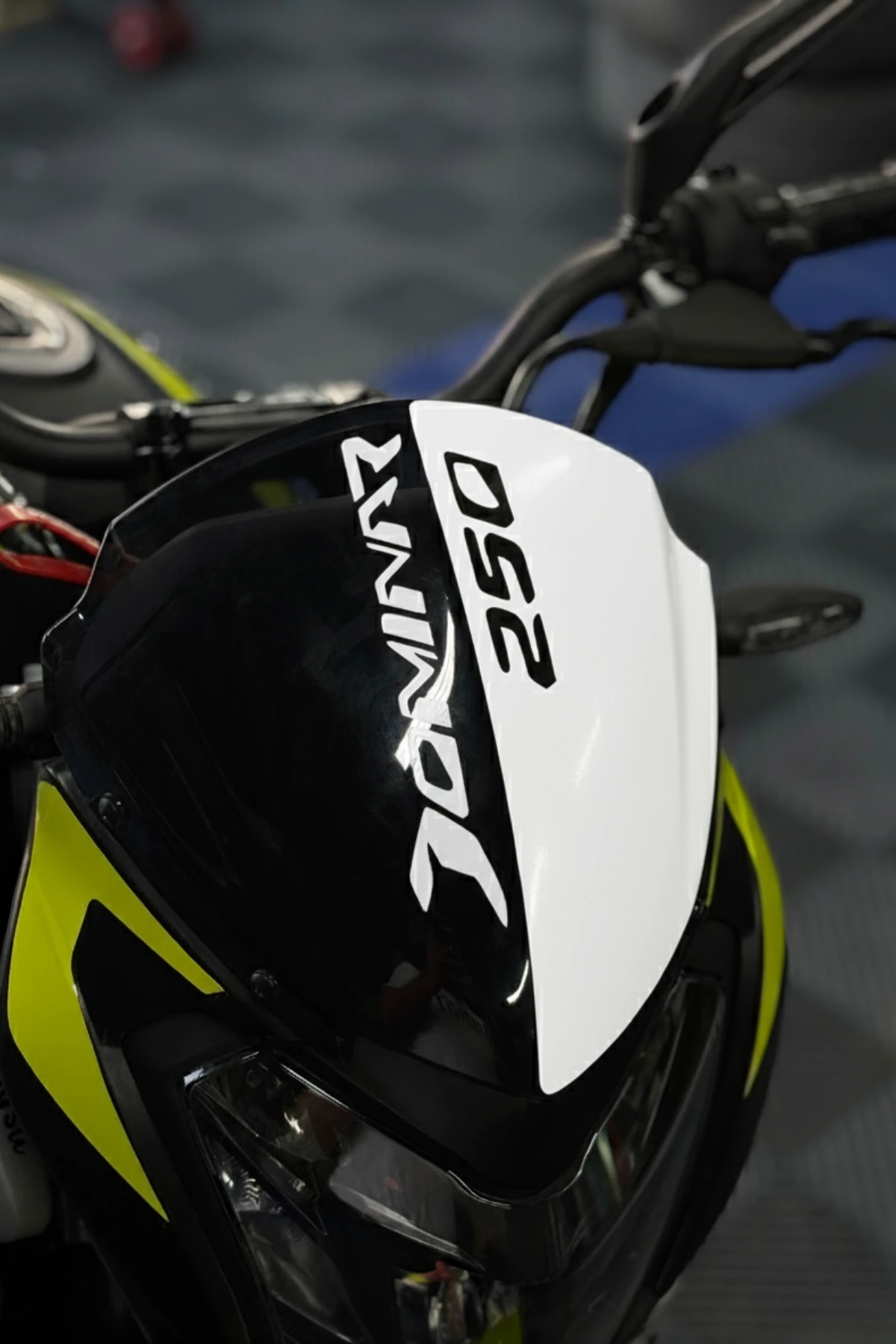 Bajaj Dominar 250 için Beyaz Renk Kafa Detay Sticker Etiket 