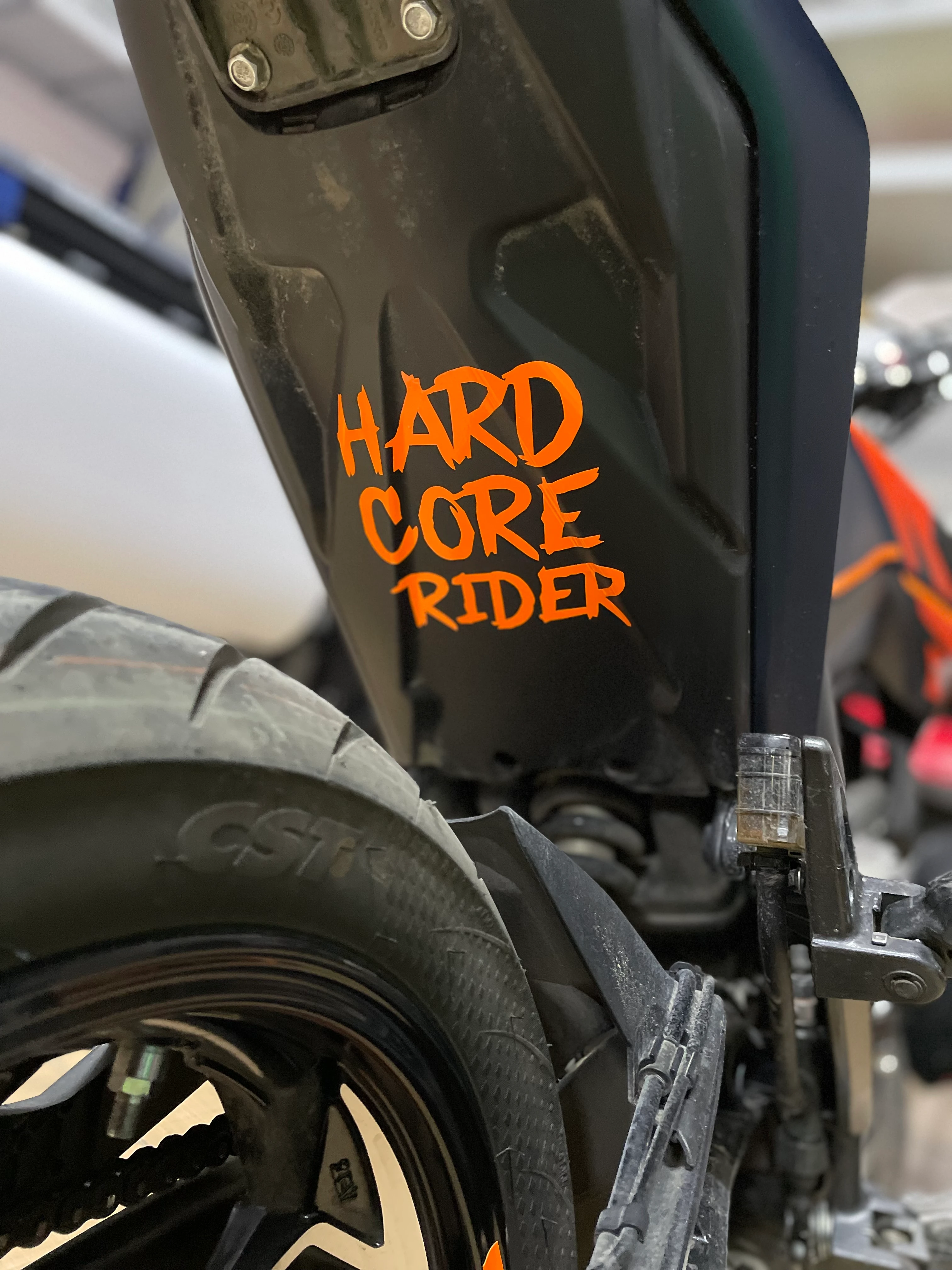 Motor Depo ve Sele altı Neon Turuncu Hardcore Rider Sticker Etiket (12CMx15CM)