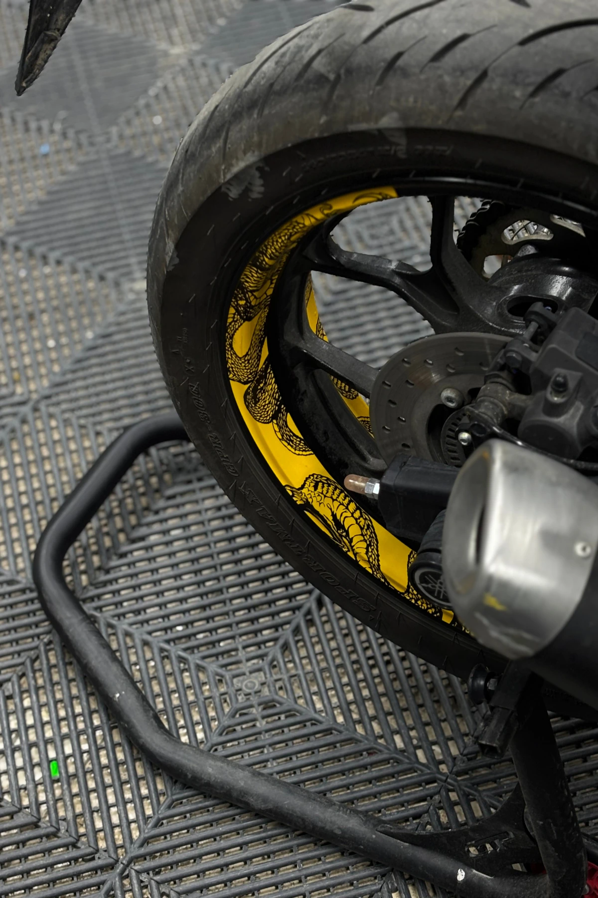 Motosiklet Jantı için 17 Inch Jantlara Uyumlu Reflektörlü Sarı Yılan Desenli Jant Şeridi Seti (4 Parça)