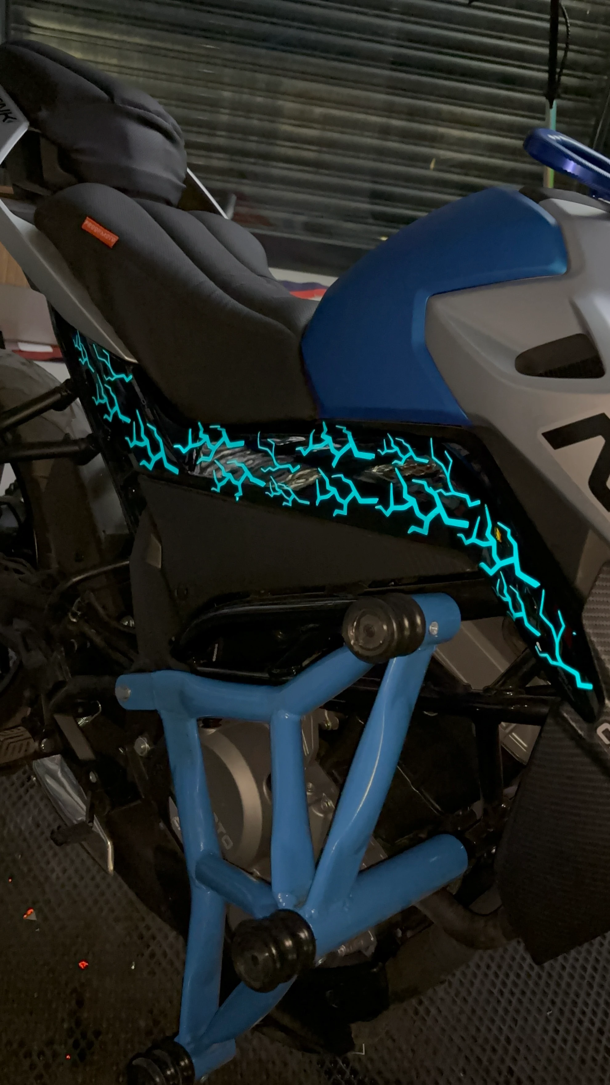 Motosiklet ve Kask için Ultra Reflektif Oraca Mavi  Şimşek Sticker Etiket Seti (16'lı)