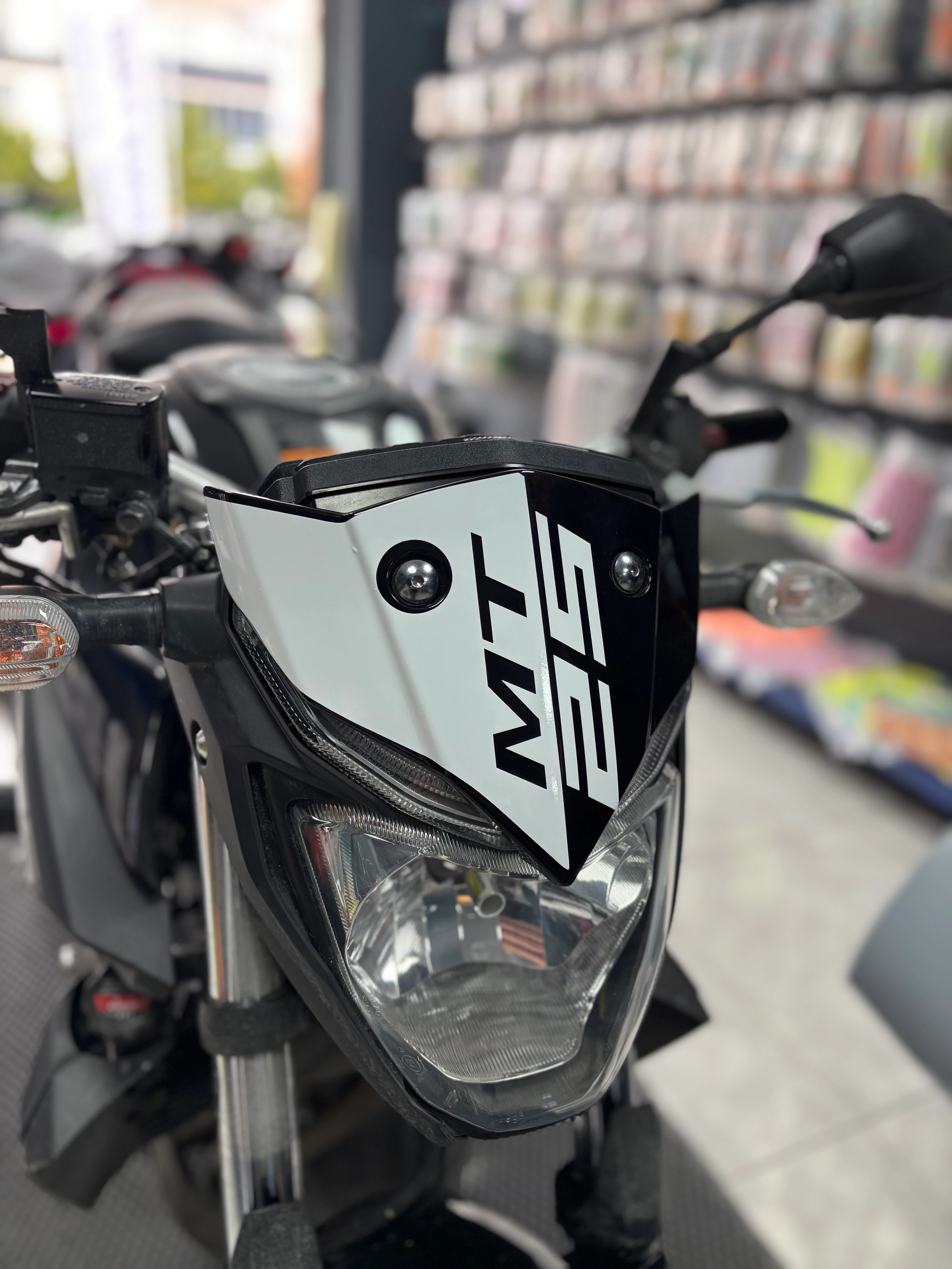 Yamaha MT-25 için Beyaz Renk Kafa Sticker Etiket 