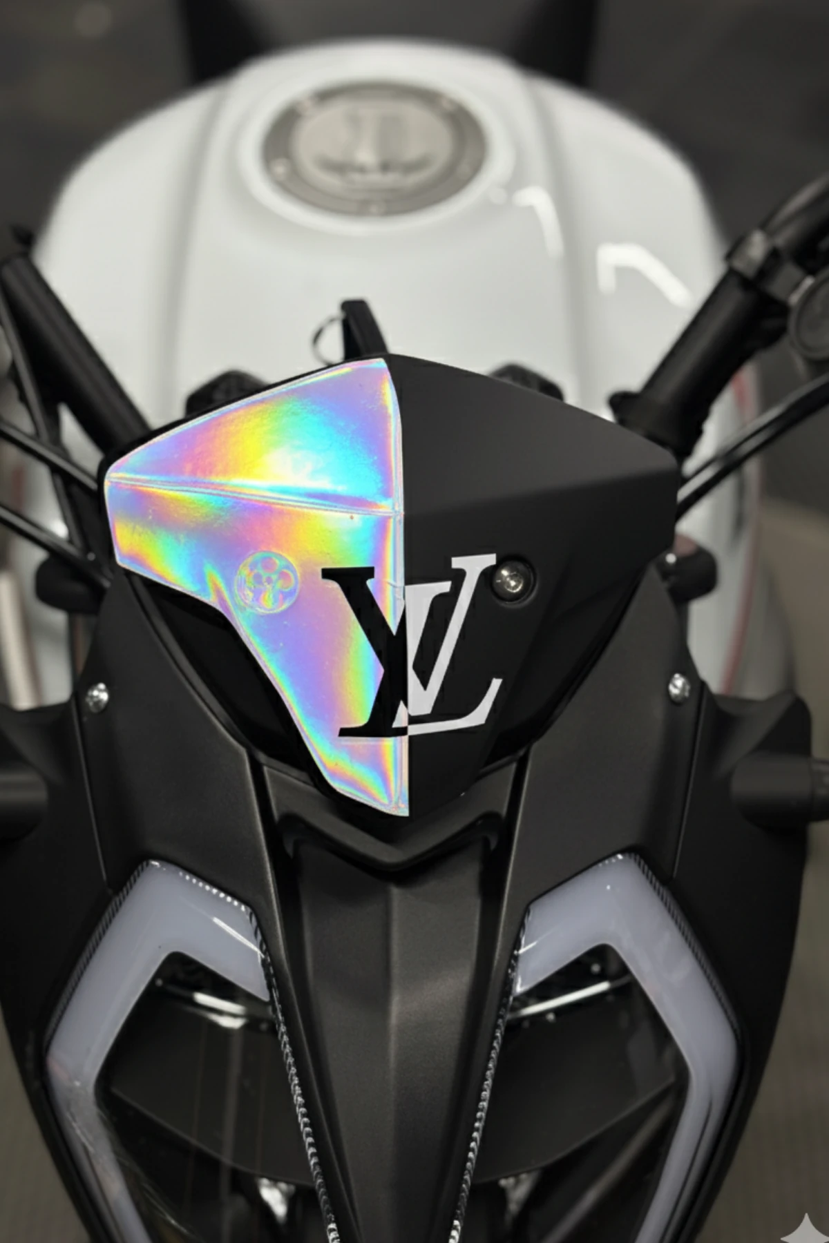 Benelli 125s ve RKS RK125 için Hologramlı LV Kafa Desenli Sticker 