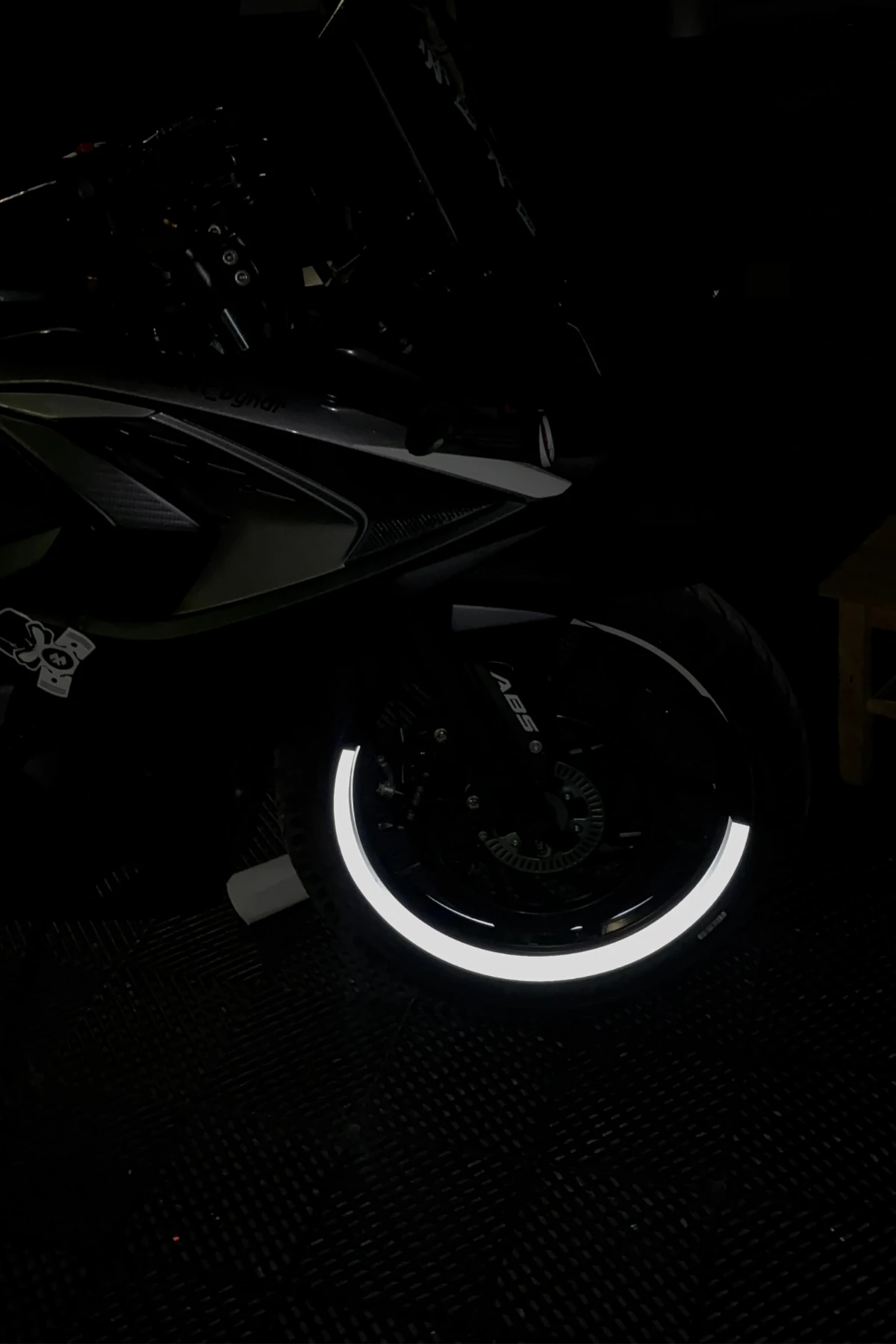 Motosiklet Jantı için 17 Inch Reflektörlü Beyaz Yarım Jant Şeridi Sticker Seti (4 Parça)