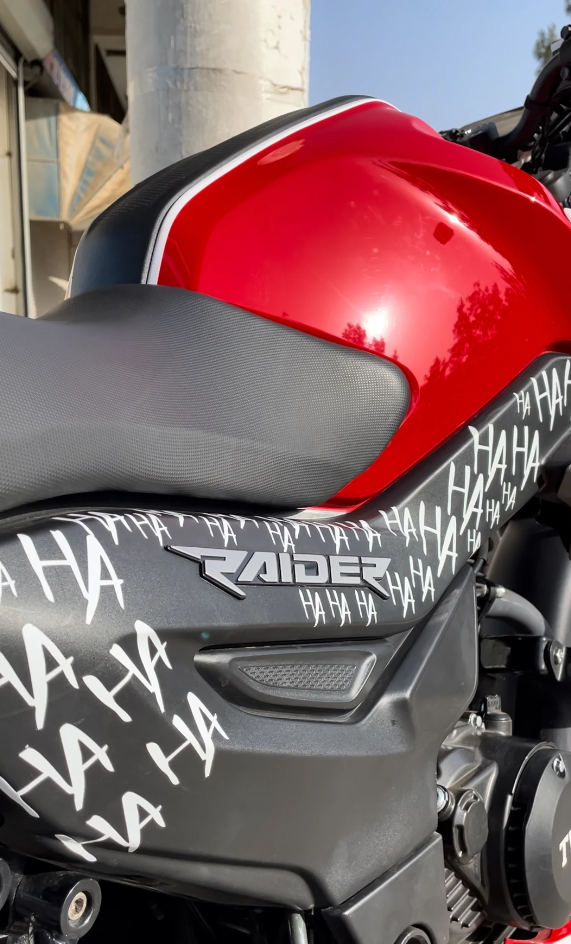 Motor ve Kask için Beyaz Renk Hahaha Sticker Etiket (32 Parça)