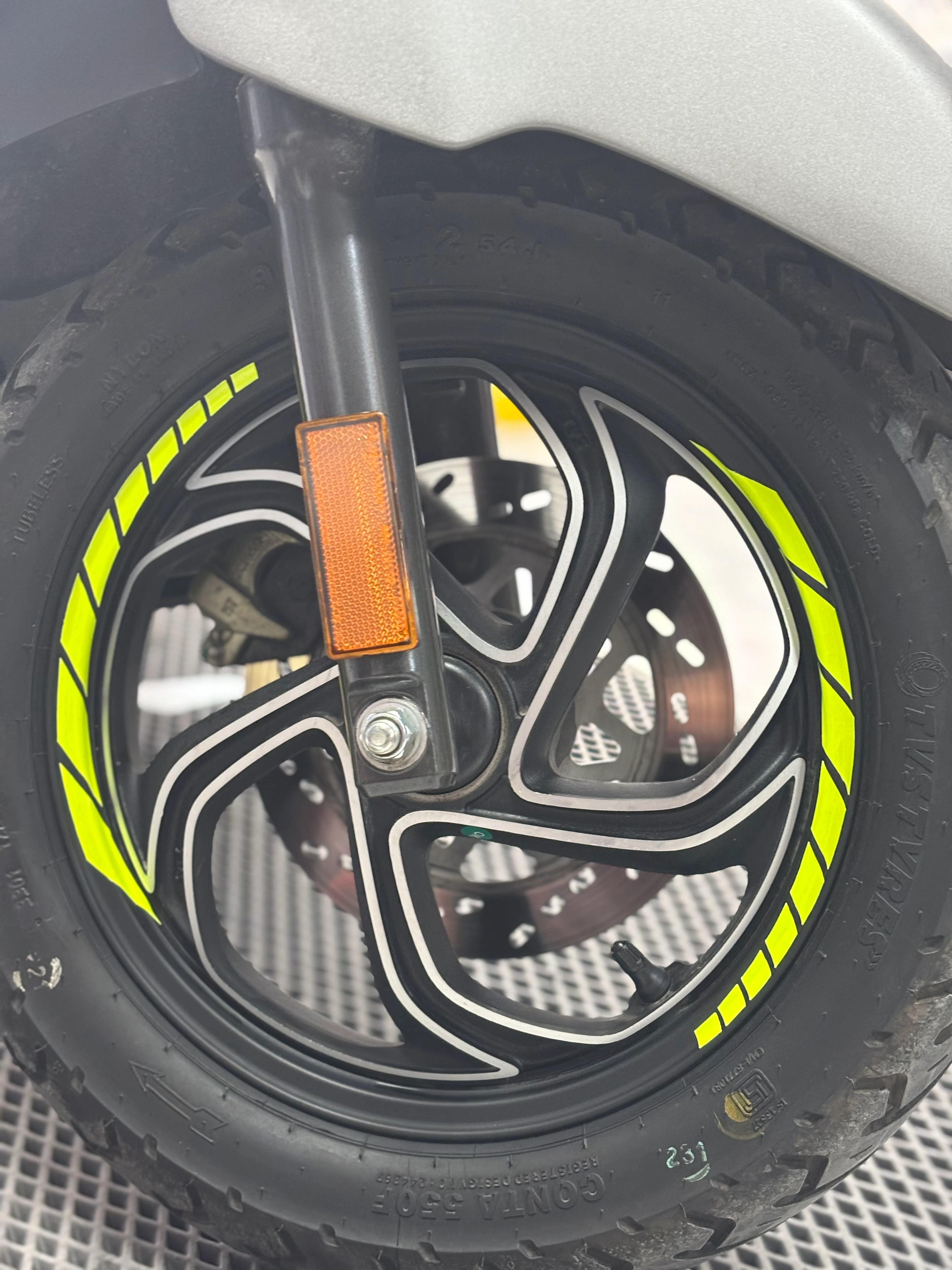 Universal Scooterlar için Tüm Modellere Uyumlu Neon Sarı Jant Şeridi Sticker Seti ( 8 Parça)