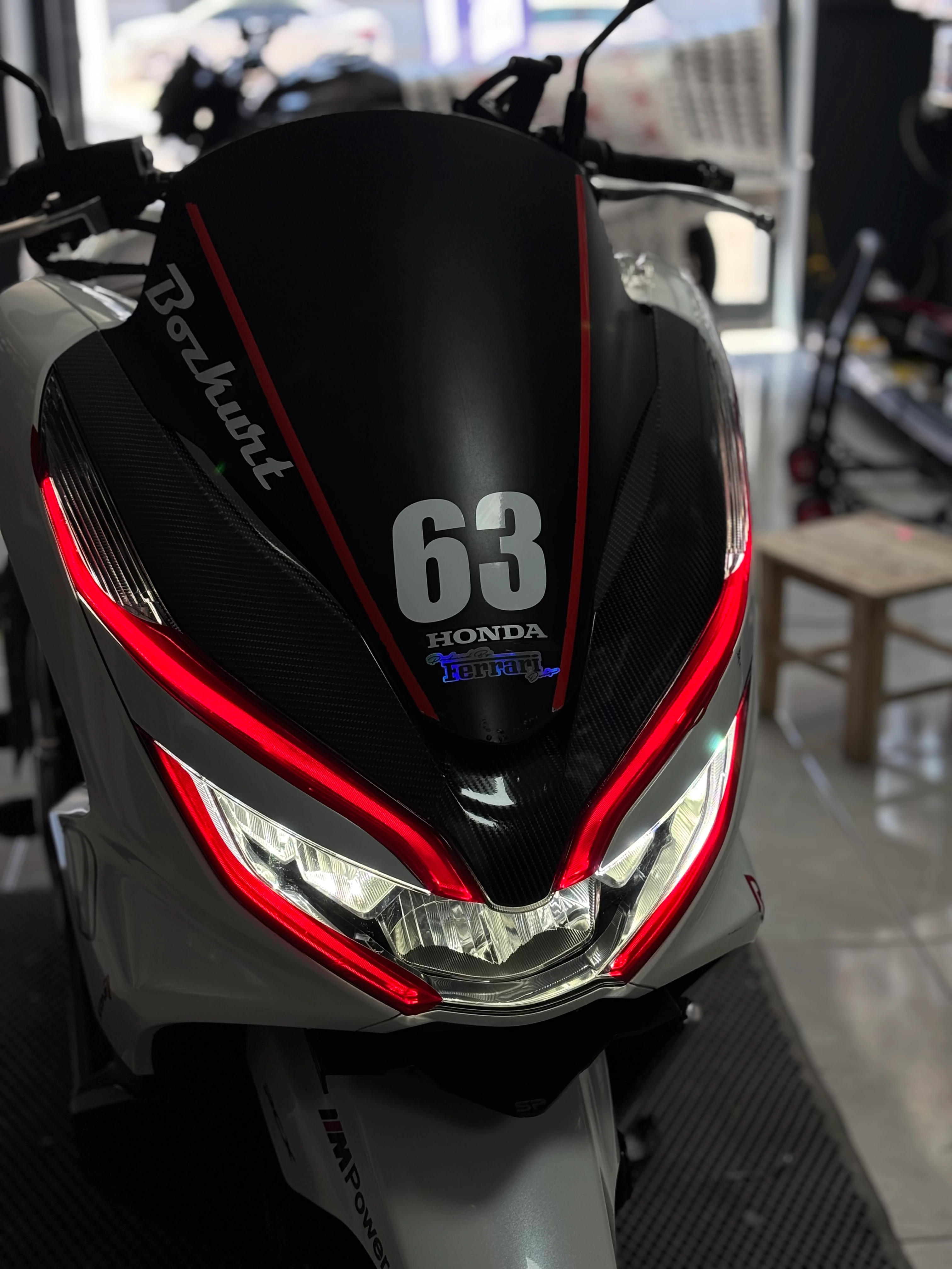 Honda PCX için Kırmızı Renk Far Filmi Sticker Seti (2018-2019-2020 Yılları için)