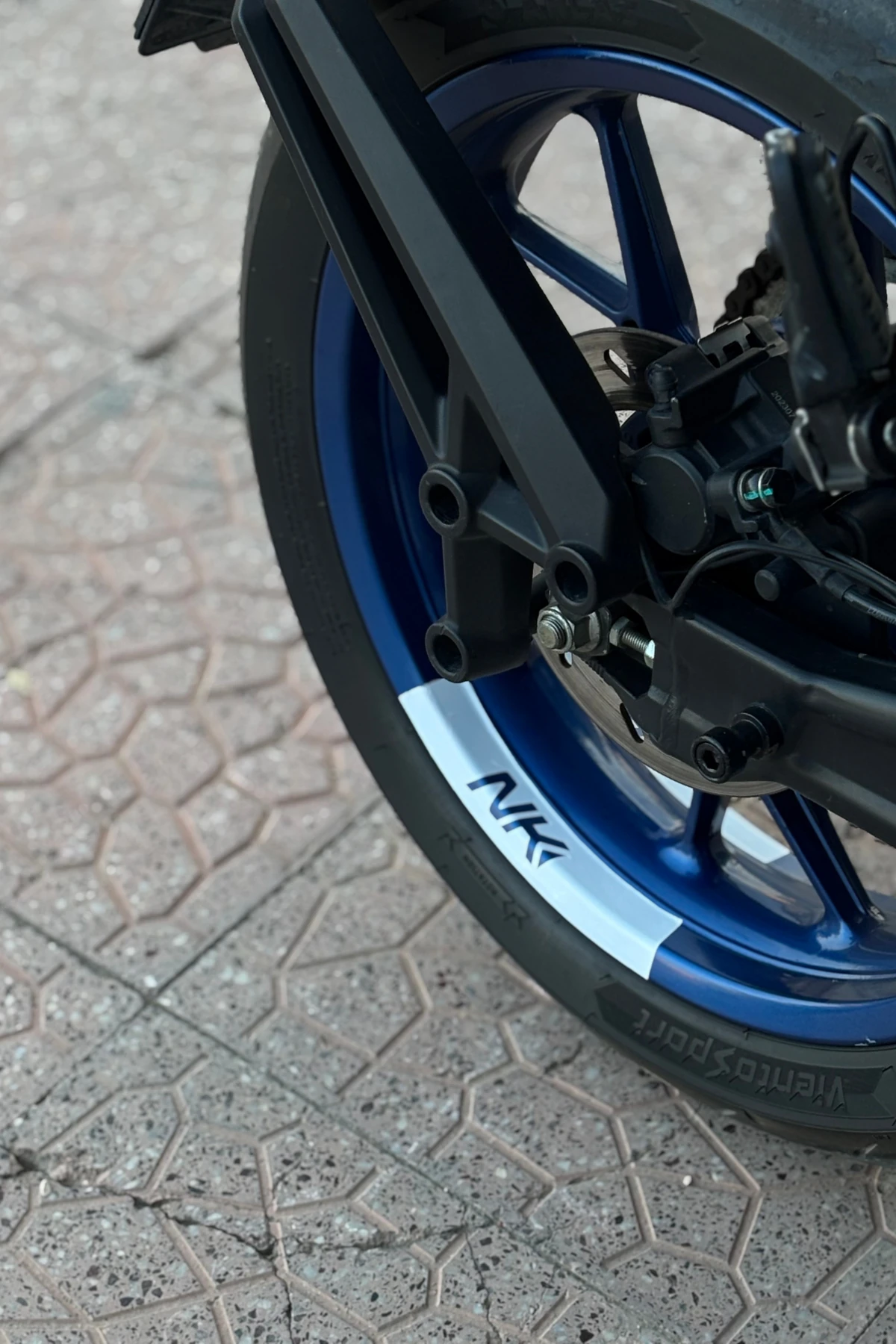 CFMOTO NK250/450  için Beyaz Renk Jant İçi Detay Kaplamalı NK Yazılı Sticker Seti (4 Parça)