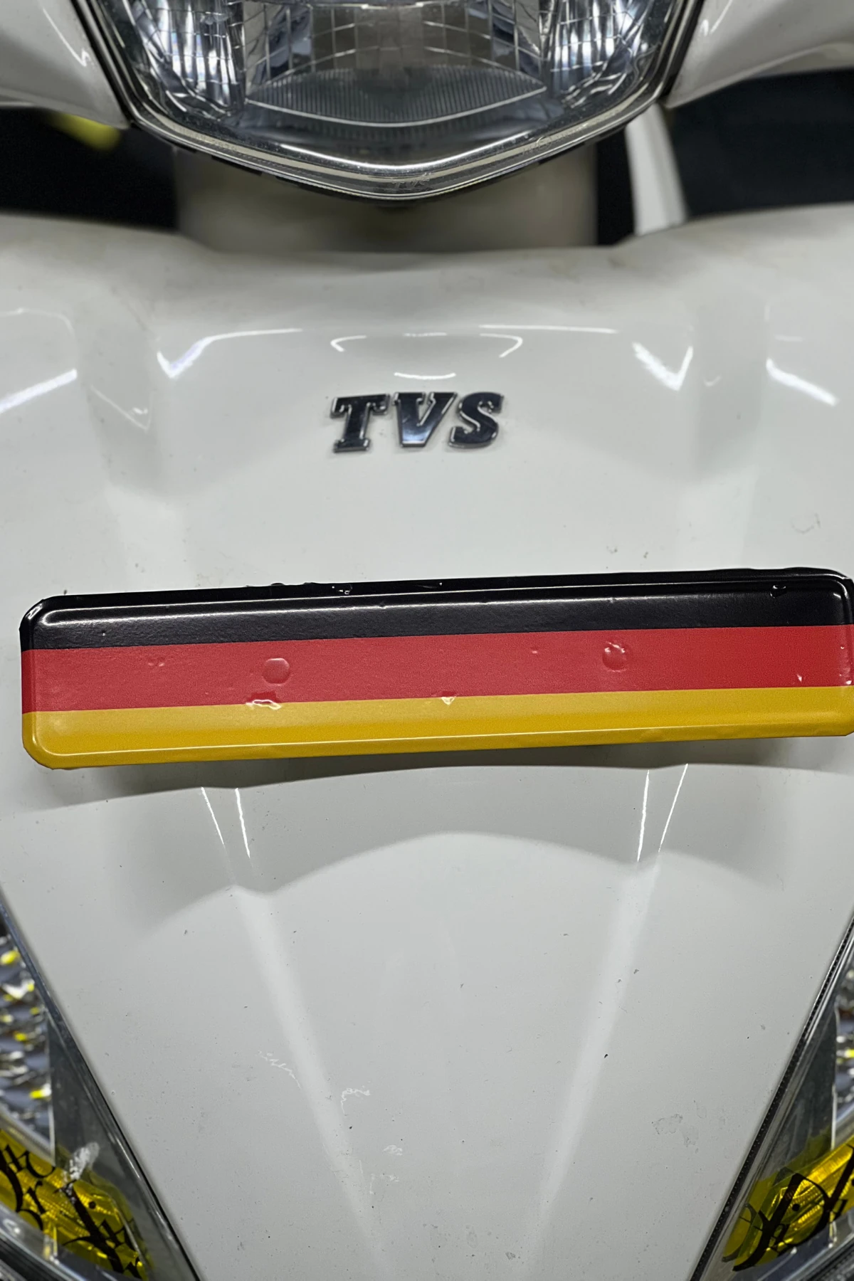 TVS Jupiter 125 için Ön Plakalık Uyumlu Alman Bayraklı Sticker Etiket 