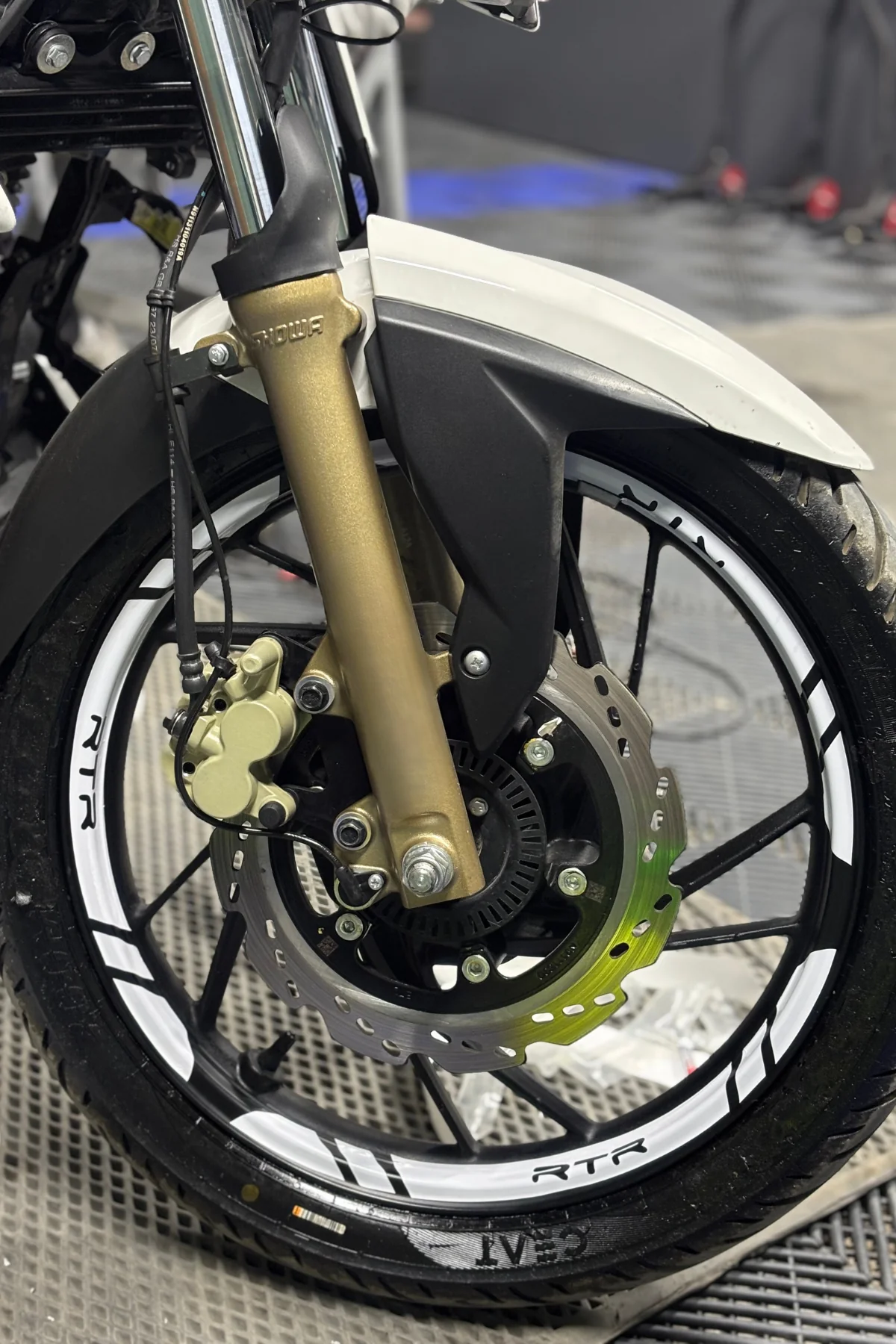 TVS Apache RTR için Tüm Yıllara Uyumlu 12 Parça Jant Şeridi Sticker Seti (Beyaz)