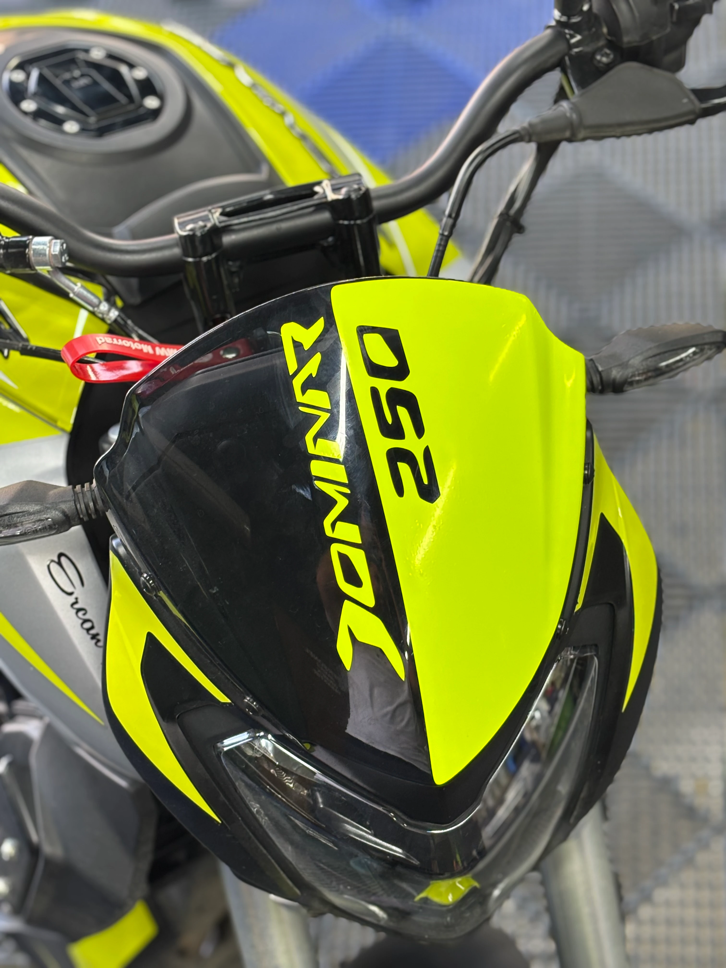 Bajaj Dominar 250 için Neon Sarı Kafa Sticker Etiket 