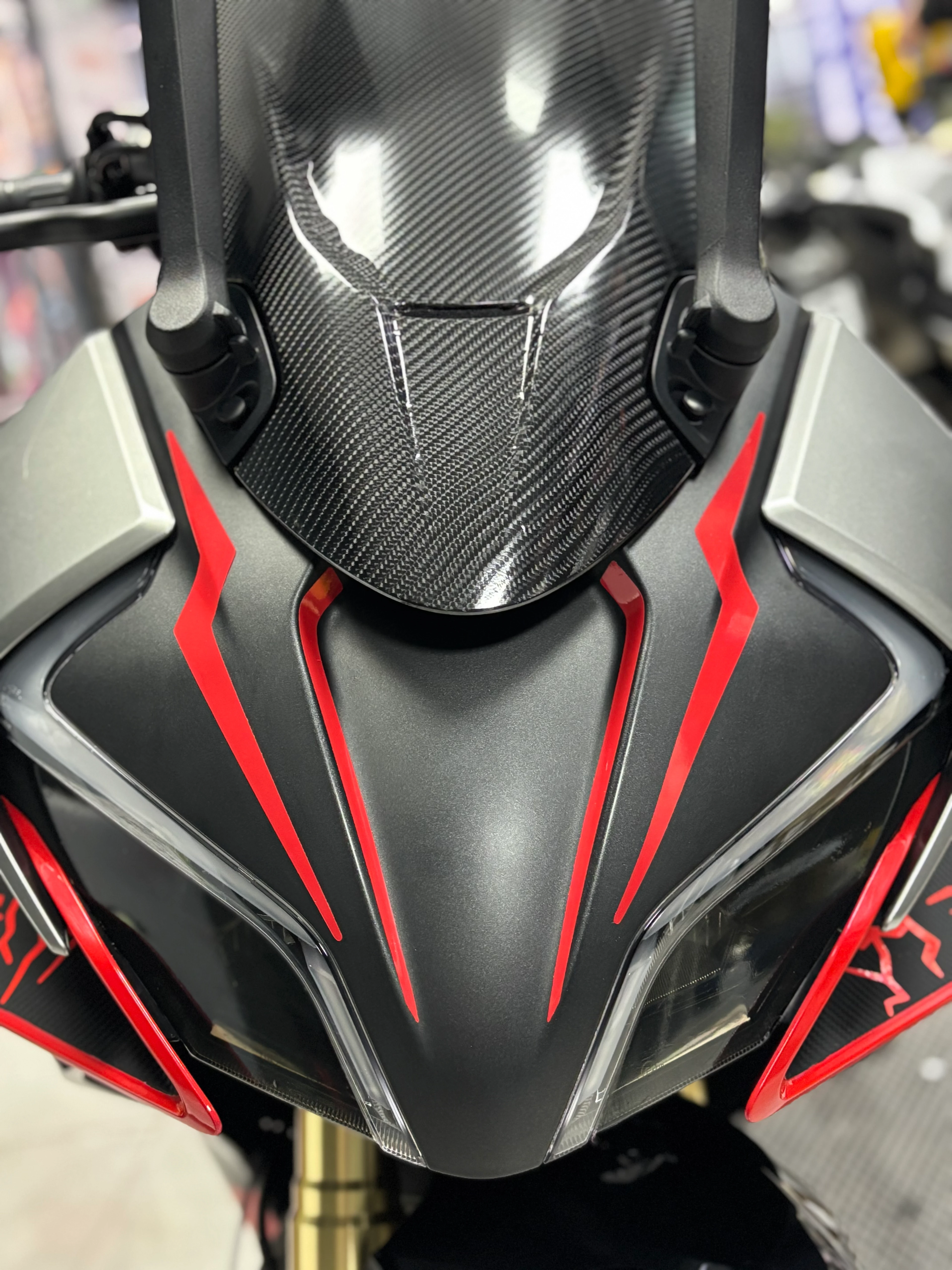 CFMOTO 450SR için Kırmızı Renk Far Kaşı Sticker (4 Parça)