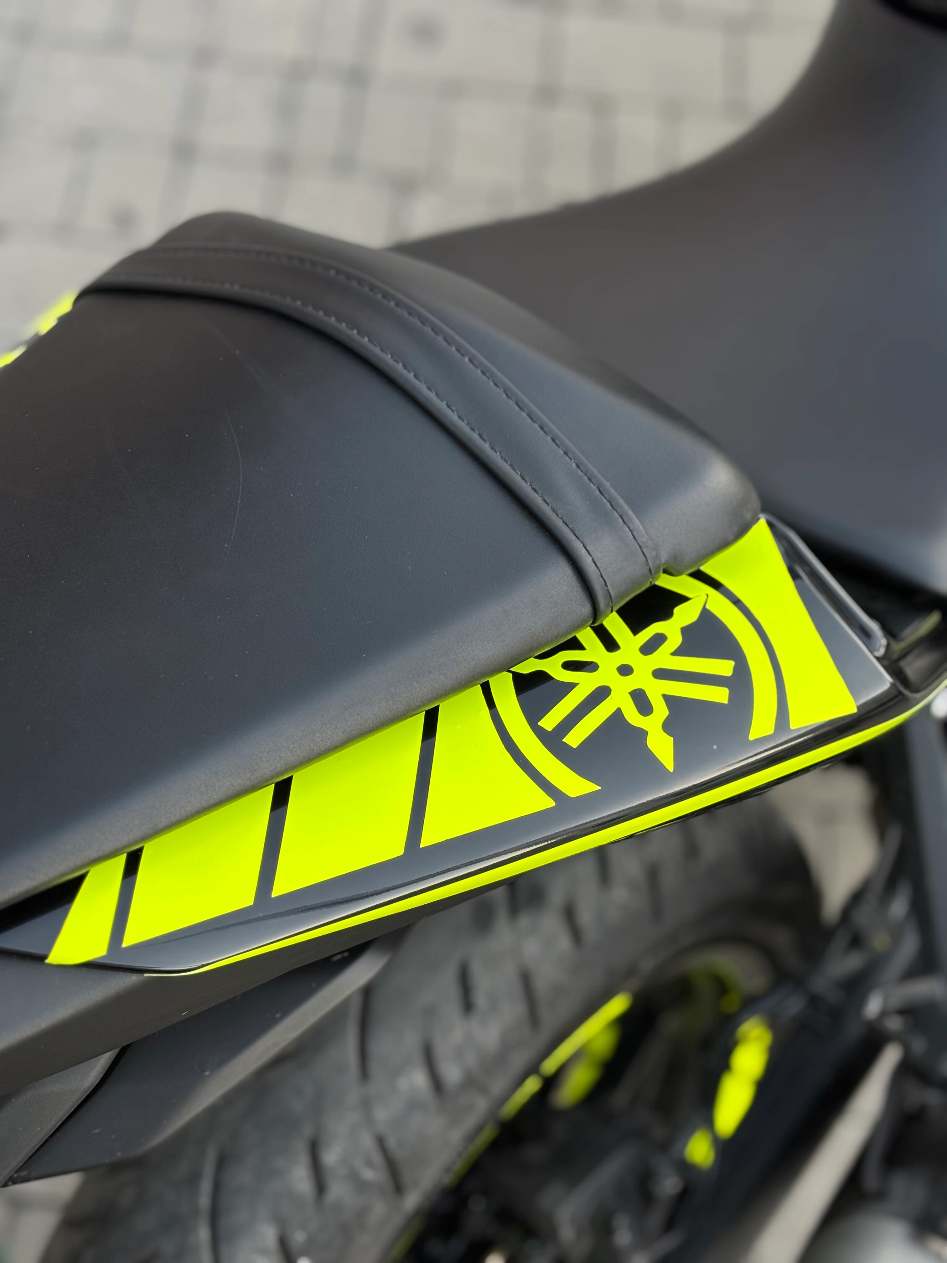 Yamaha Motor Grubu Neon Sarı Kuyruk Sticker Etiket (Sağ ve Sol)