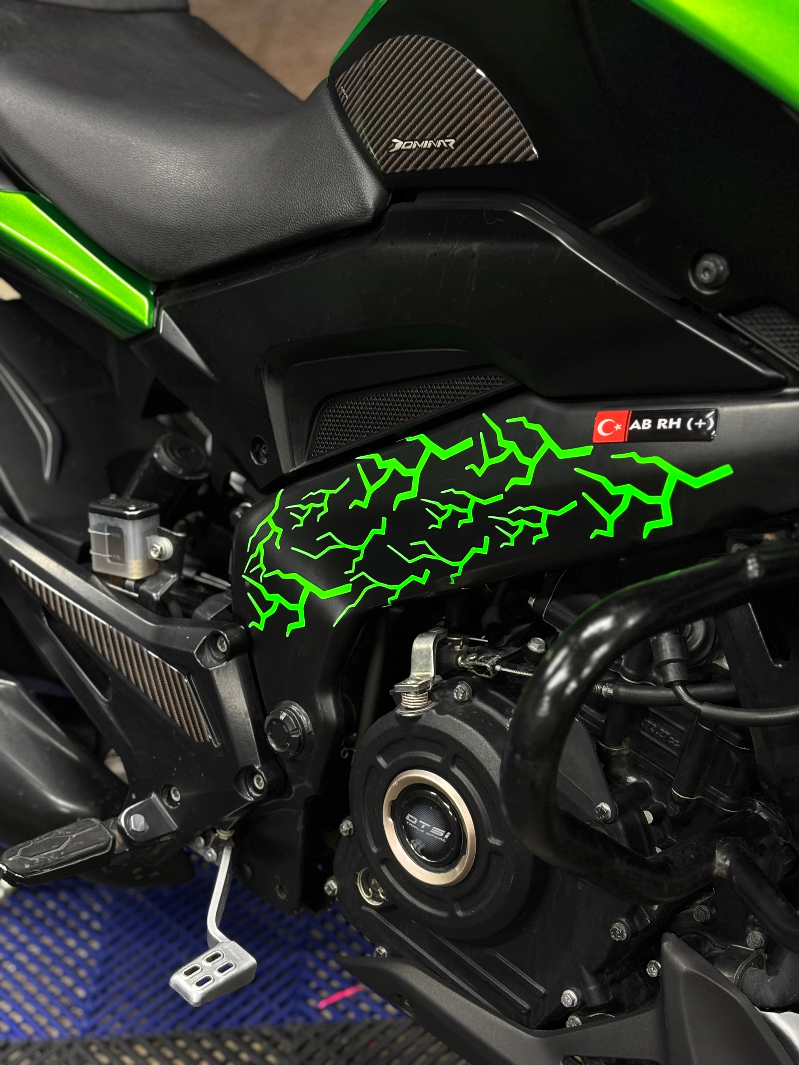 Motosiklet ve Kask için Neon Yeşil Yıldırım Sticker Etiket (16 Parça)