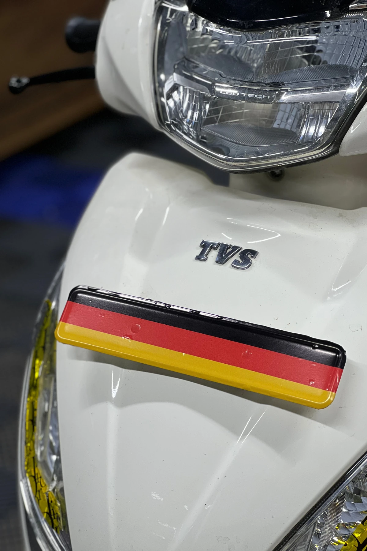 TVS Jupiter 125 için Ön Plakalık Uyumlu Alman Bayraklı Sticker Etiket 