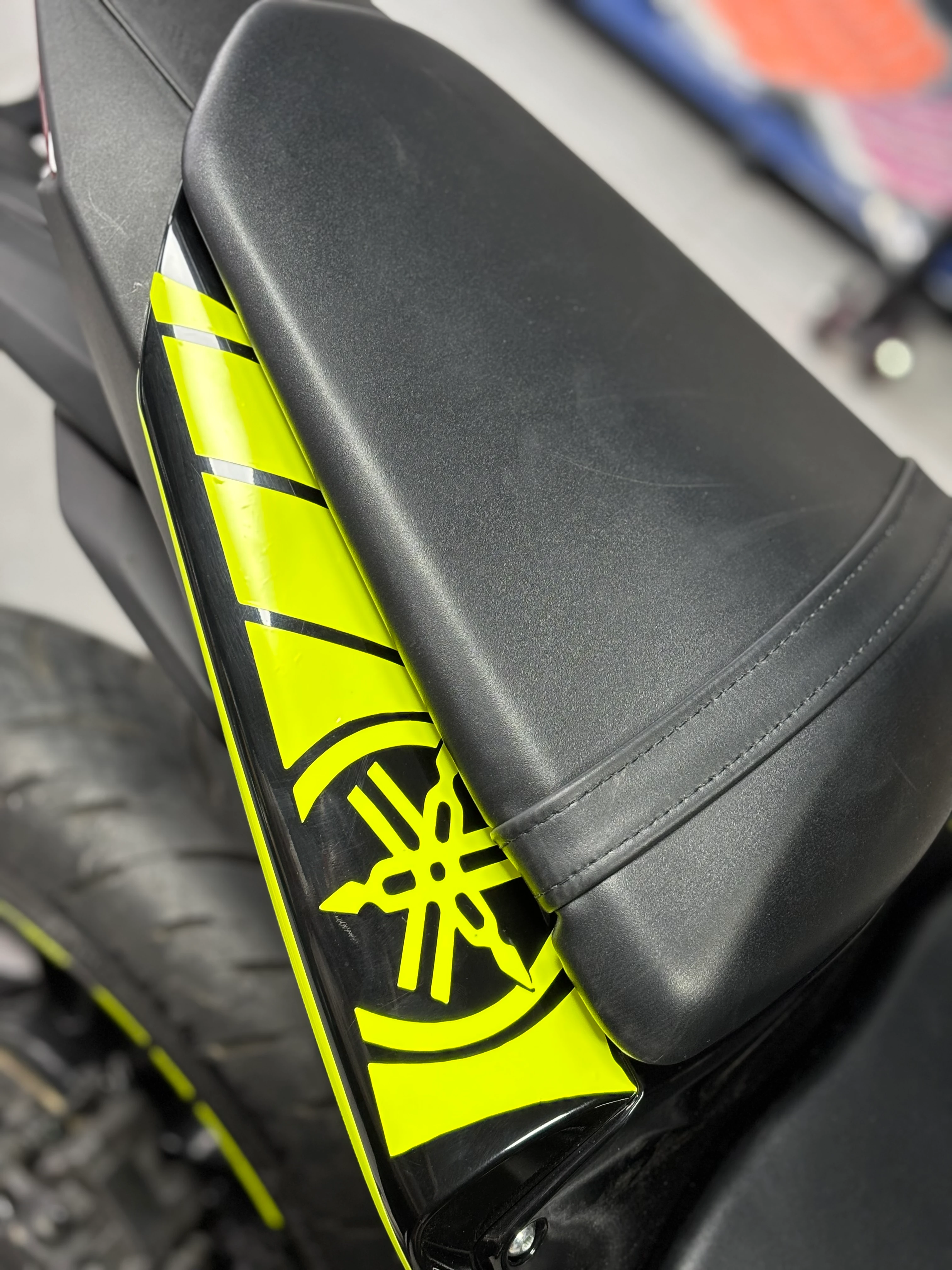 Yamaha Motor Grubu Neon Sarı Kuyruk Sticker Etiket (Sağ ve Sol)