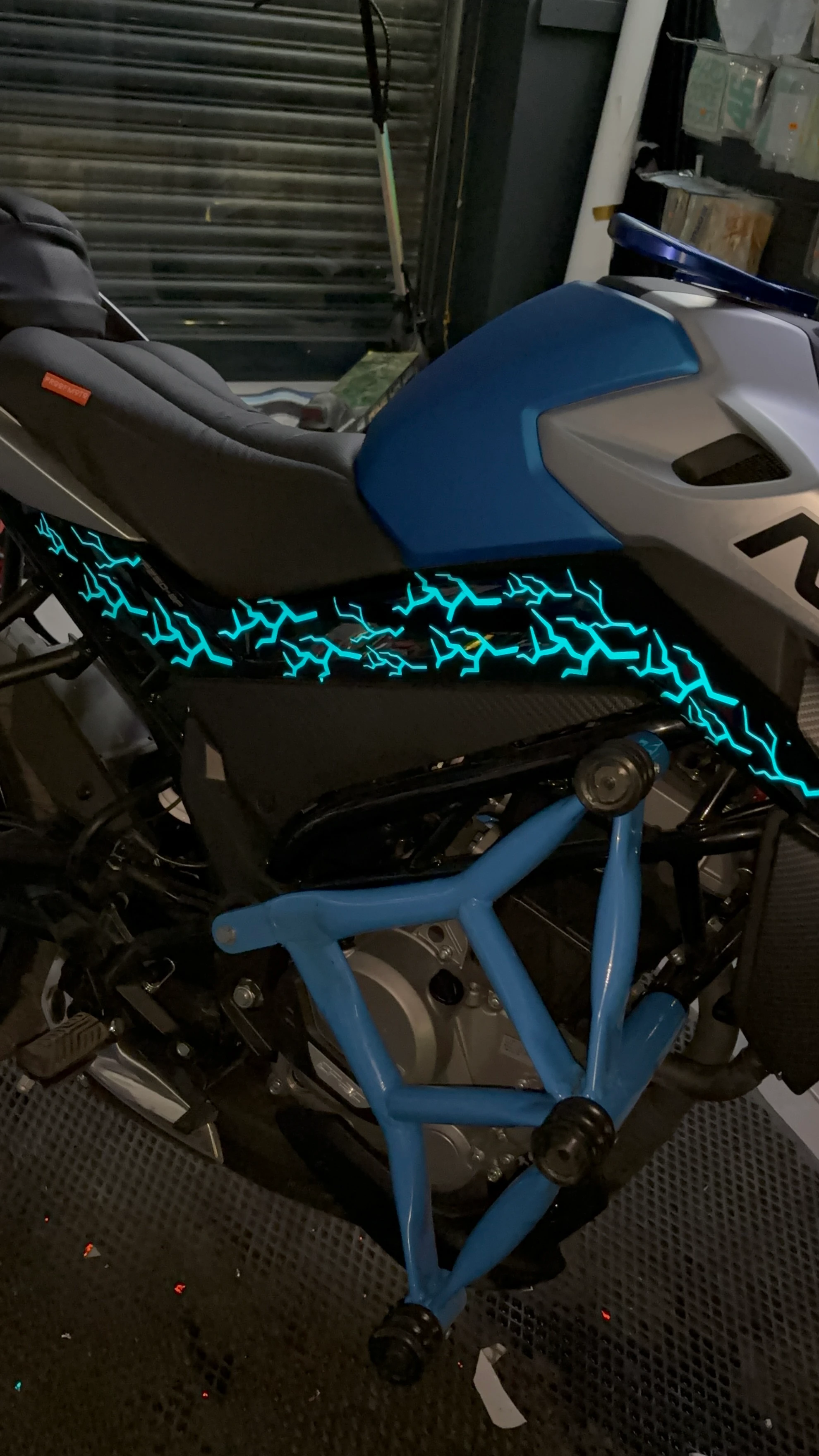 Motosiklet ve Kask için Ultra Reflektif Oraca Mavi  Şimşek Sticker Etiket Seti (16'lı)