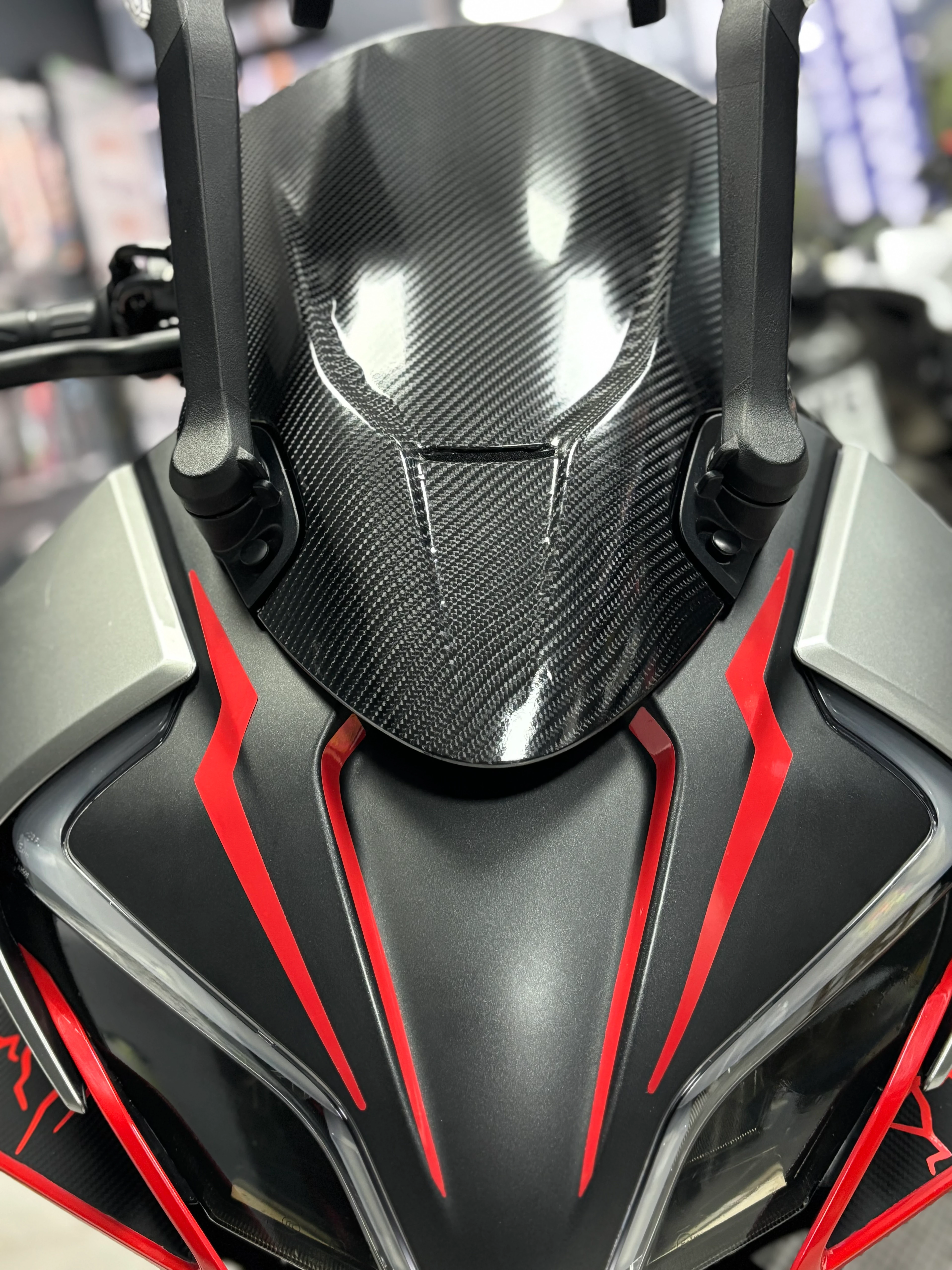 CFMOTO 450SR için Kırmızı Renk Far Kaşı Sticker (4 Parça)