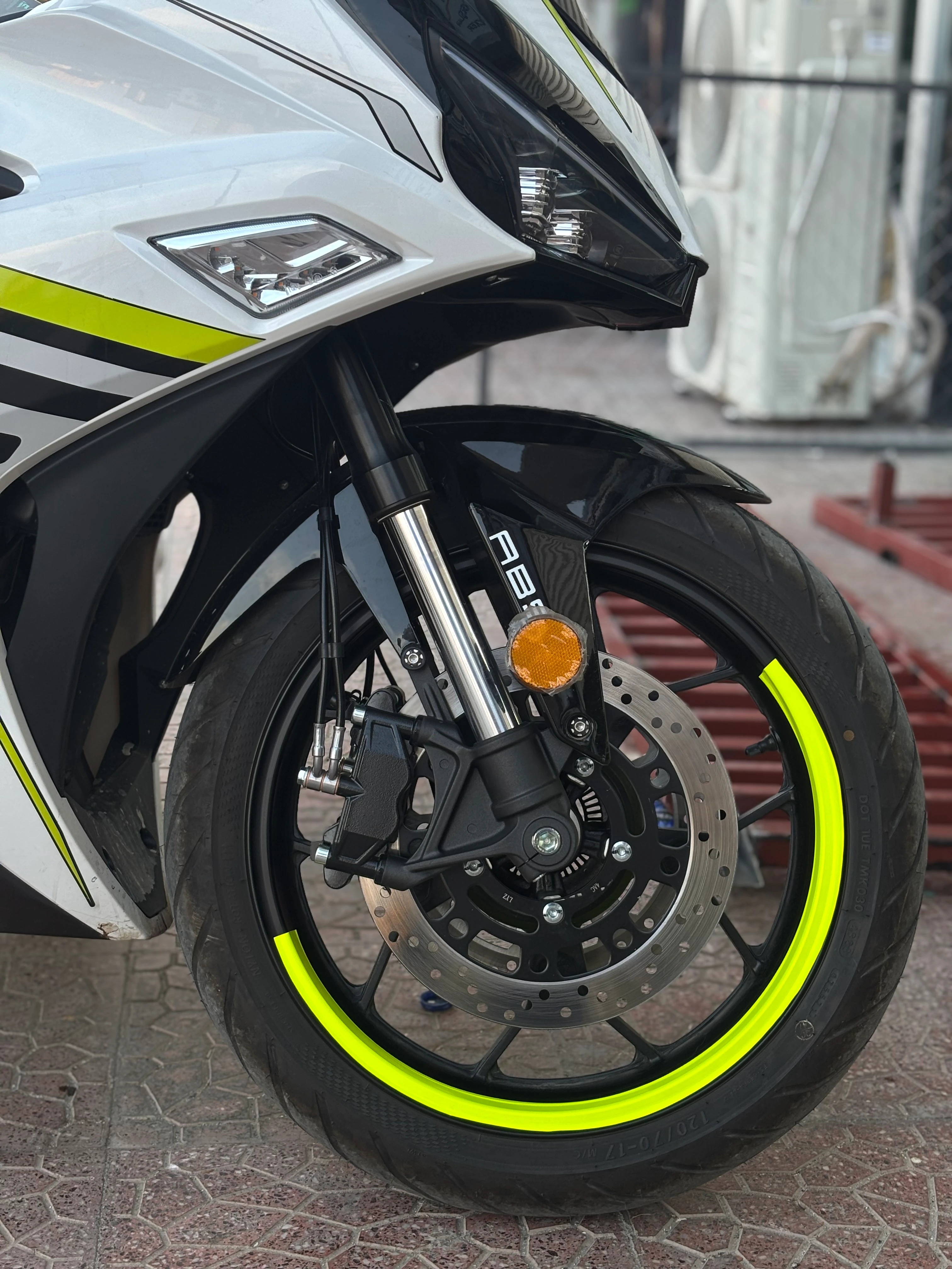 Motosiklet Jantı için 17 Inch Motorlara Uyumlu Neon Sarı Yarım Jant Sticker Seti (4 Parça)
