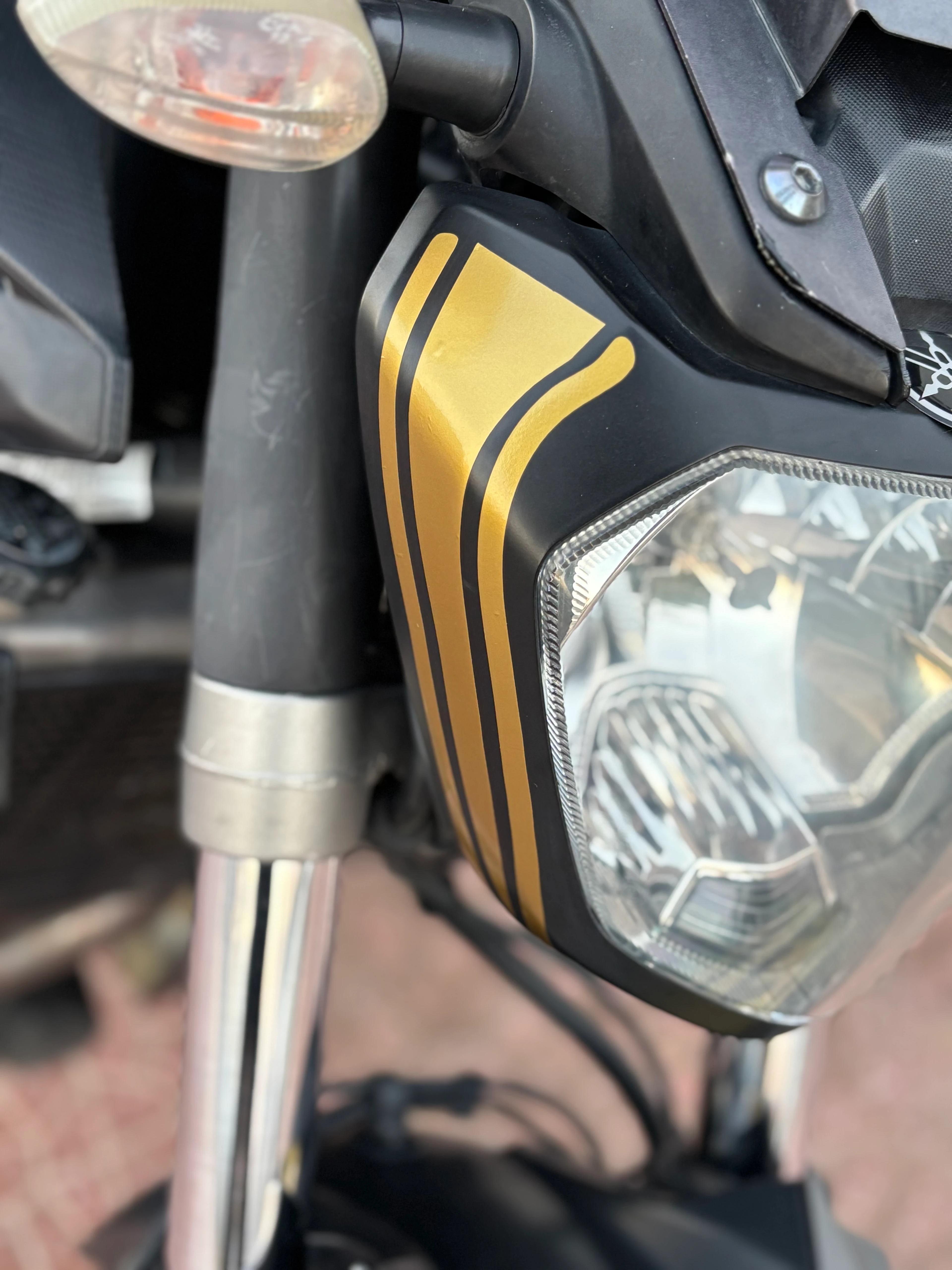 Yamaha MT-07 için Uyumlu Gold Renk Far Kaşı Sticker Seti (Sağ ve Sol 