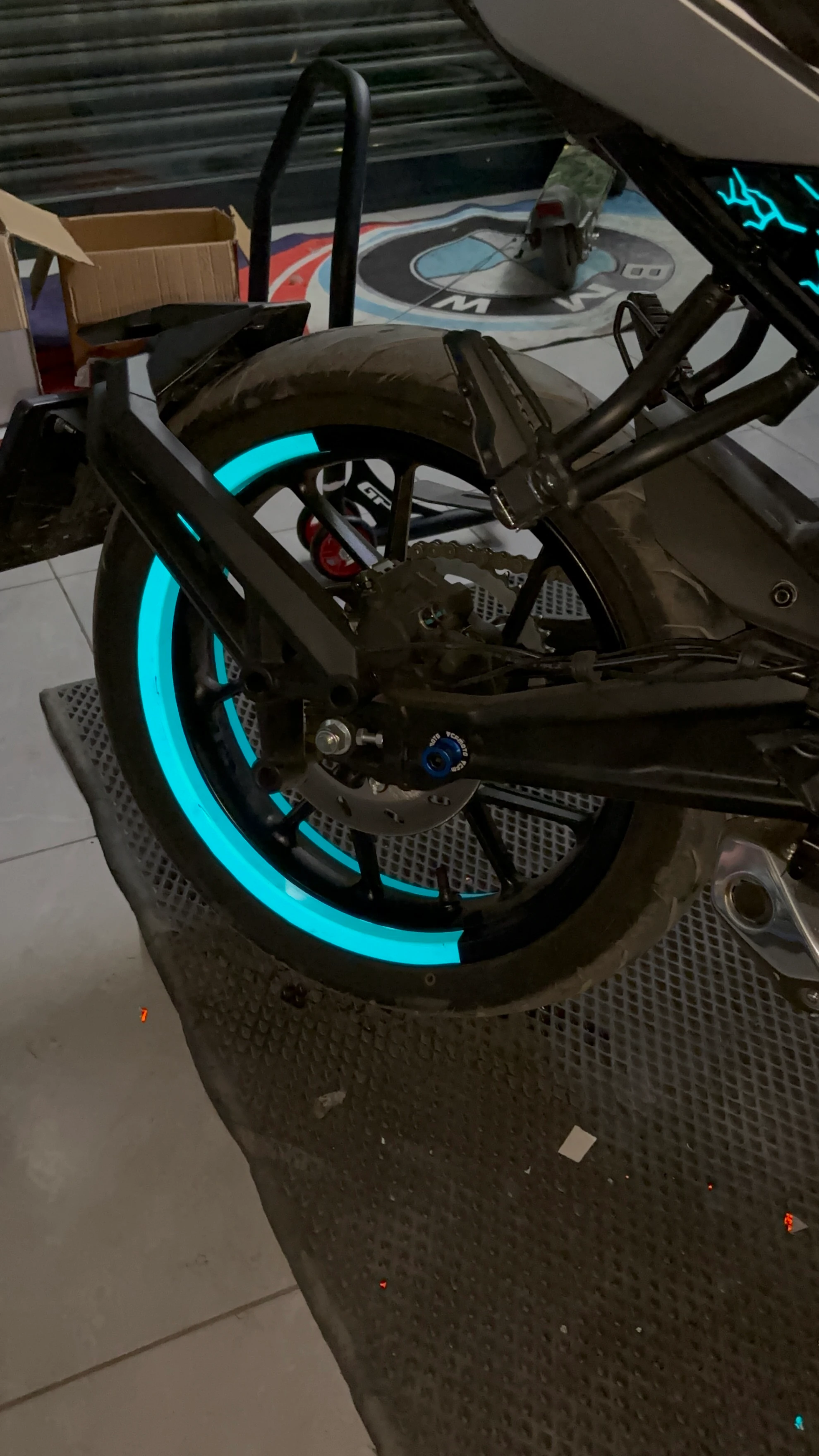 Motosiklet için 17 Inch Jantlara Uyumlu Reflektörlü Mavi Yarım Jant Şeridi (4 Parça)