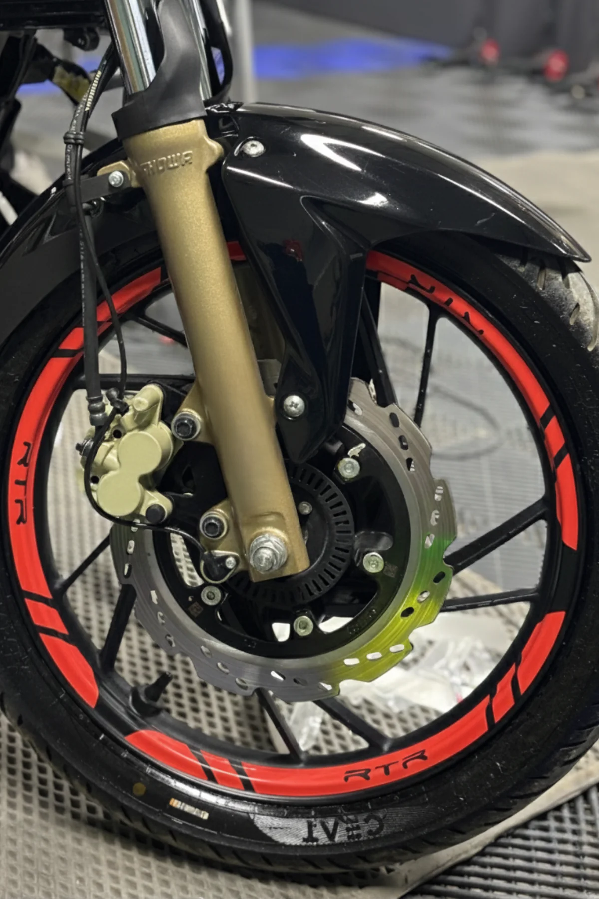 TVS Apache RTR için Kırmızı Renk Jant Şeridi Sticker Seti (12 parça)