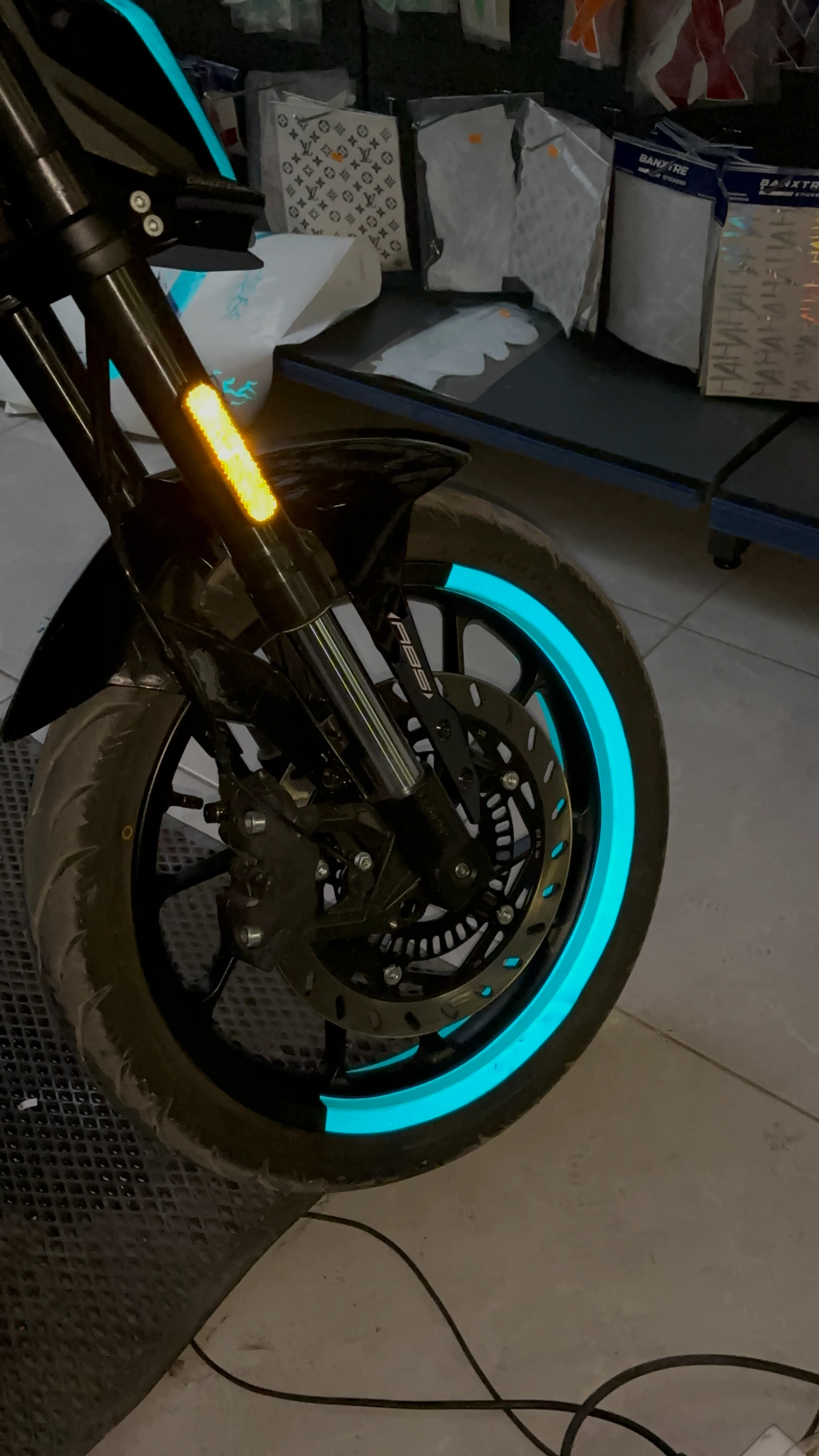 Motosiklet için 17 Inch Jantlara Uyumlu Reflektörlü Mavi Yarım Jant Şeridi (4 Parça)