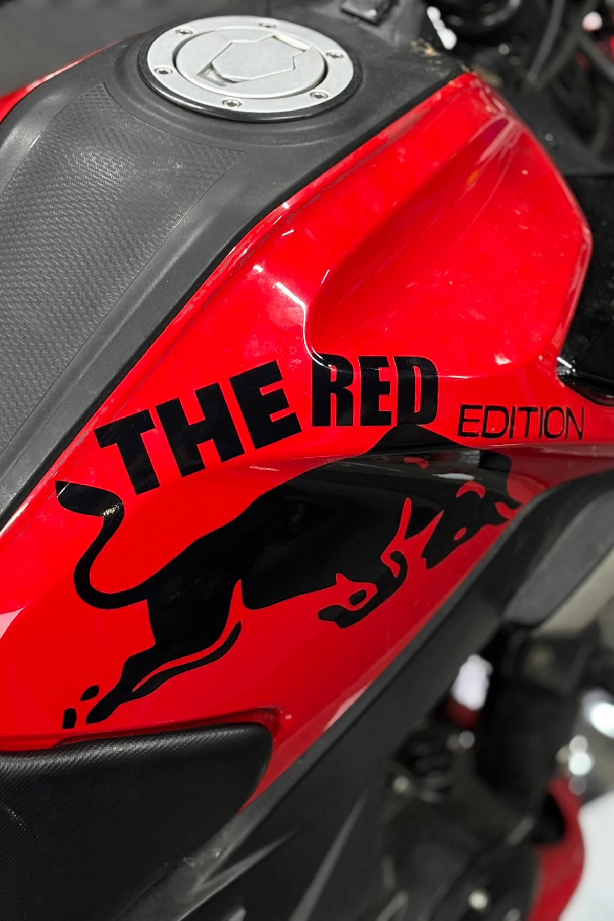 TVS Raider 125 için Siyah Renk Redbull Red Edition Sticker Seti 