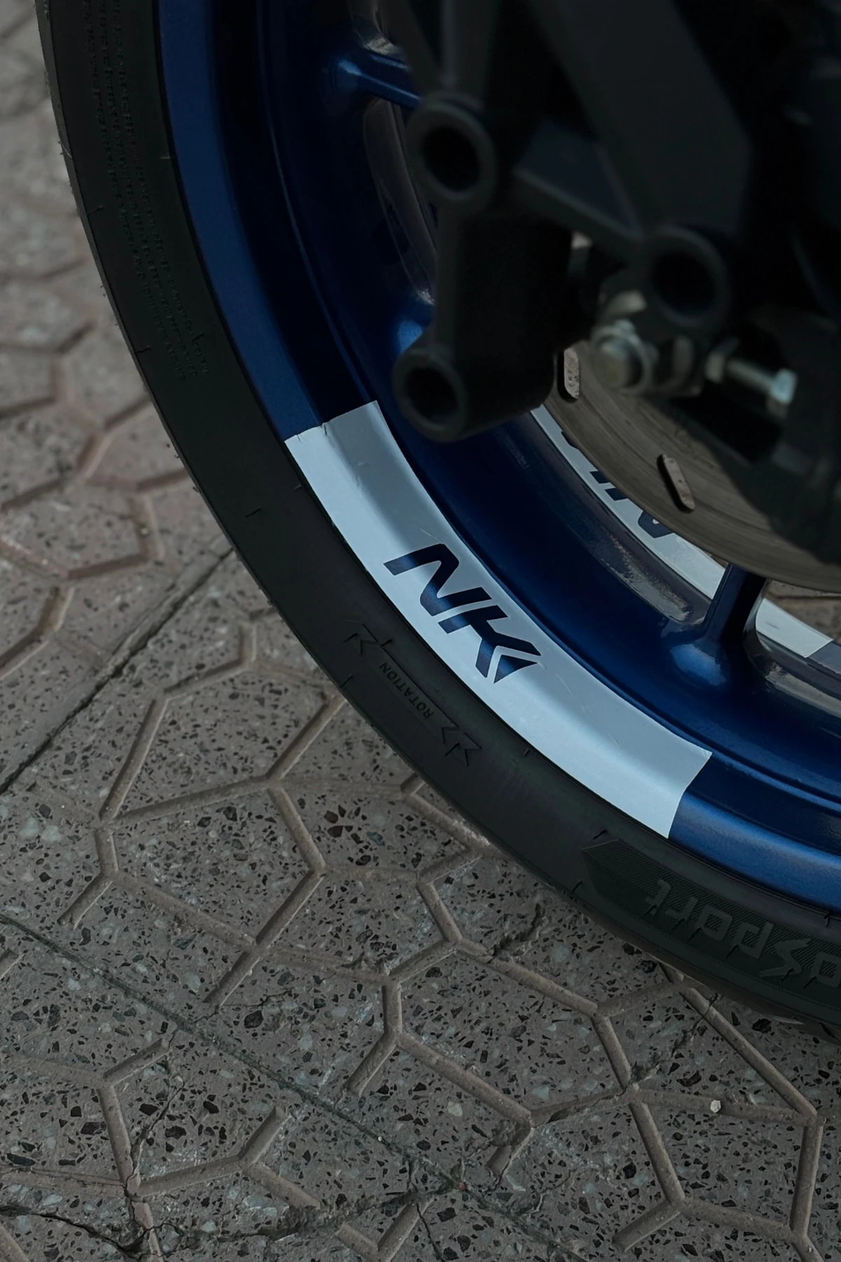 CFMOTO NK250/450  için Beyaz Renk Jant İçi Detay Kaplamalı NK Yazılı Sticker Seti (4 Parça)