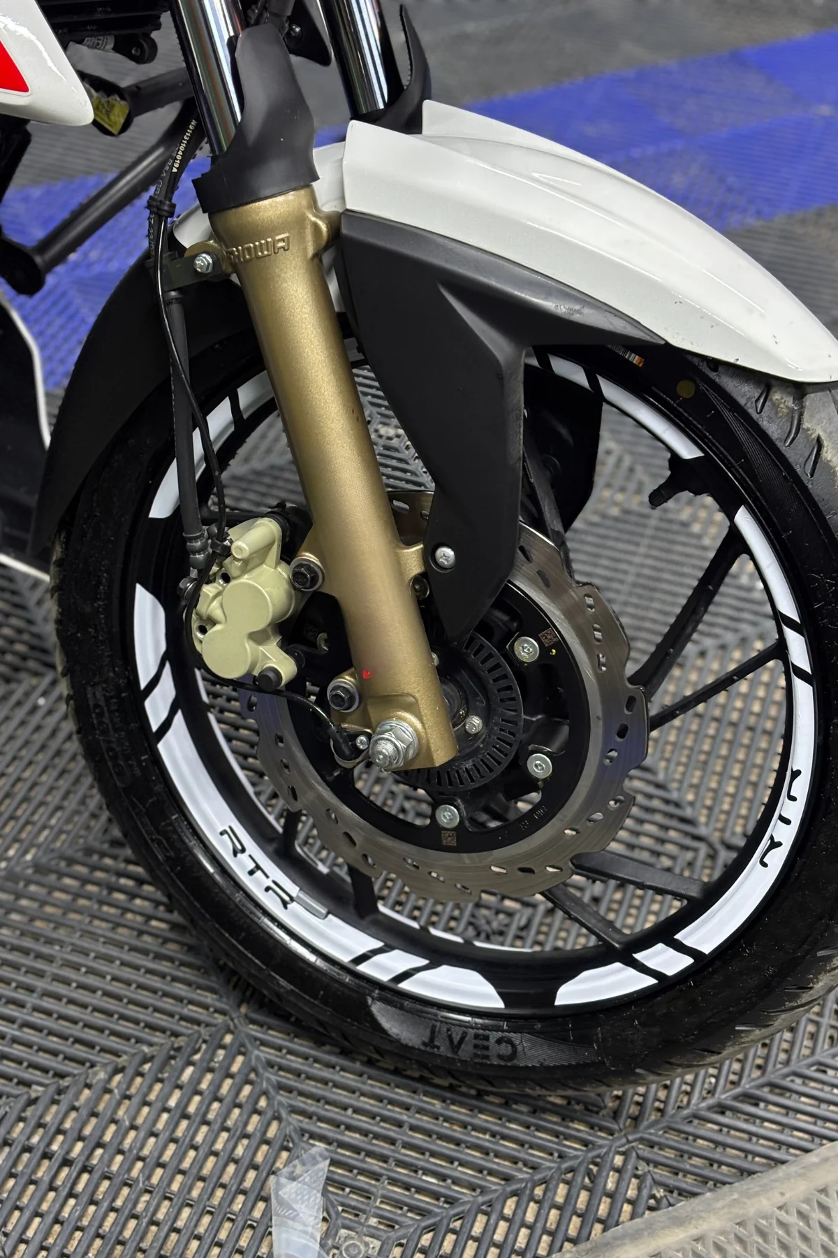 TVS Apache RTR için Tüm Yıllara Uyumlu 12 Parça Jant Şeridi Sticker Seti (Beyaz)