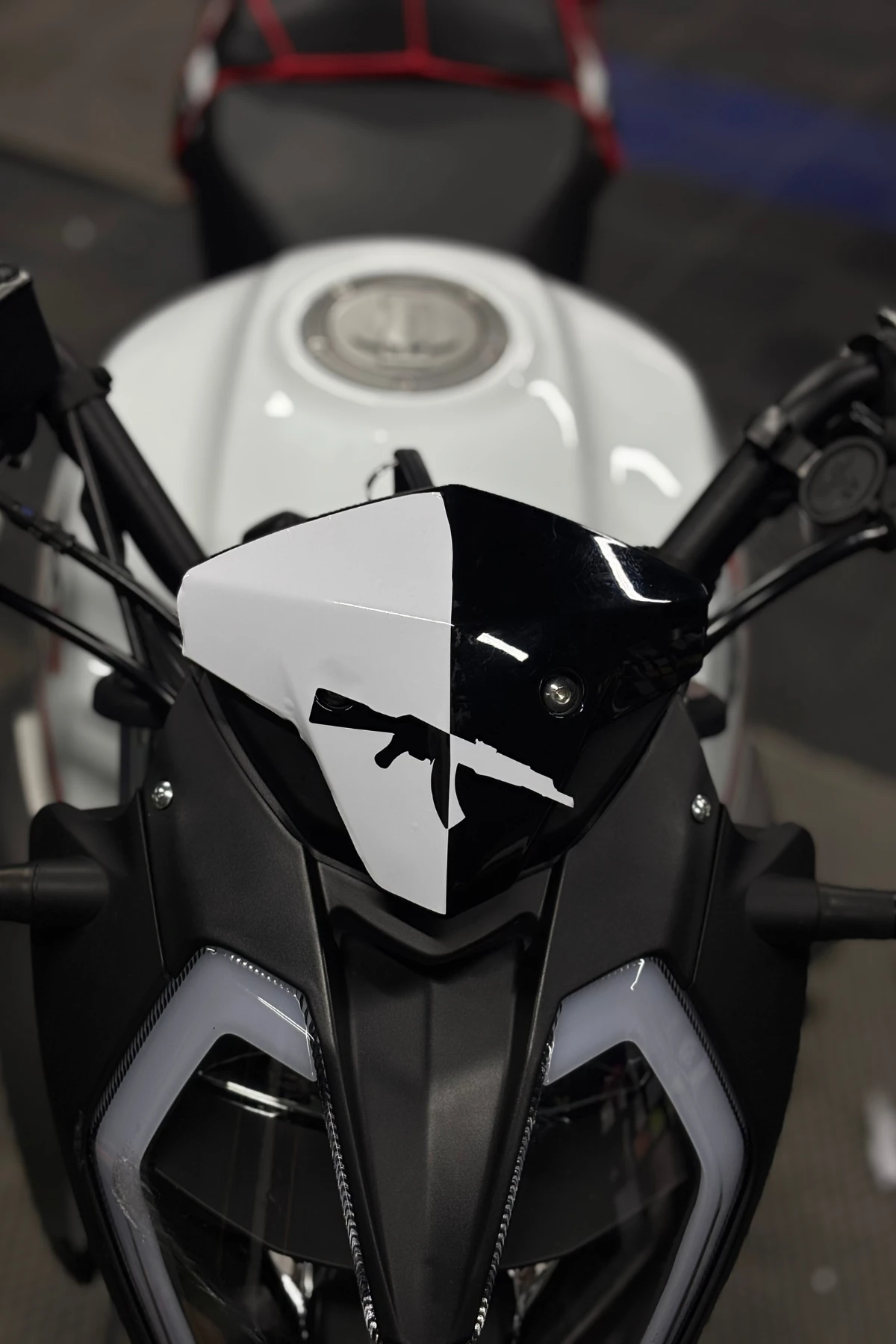 Benelli 125s ve RKS RK125 için AK-47 Detaylı Beyaz Renk Kafa Detay Sticker 