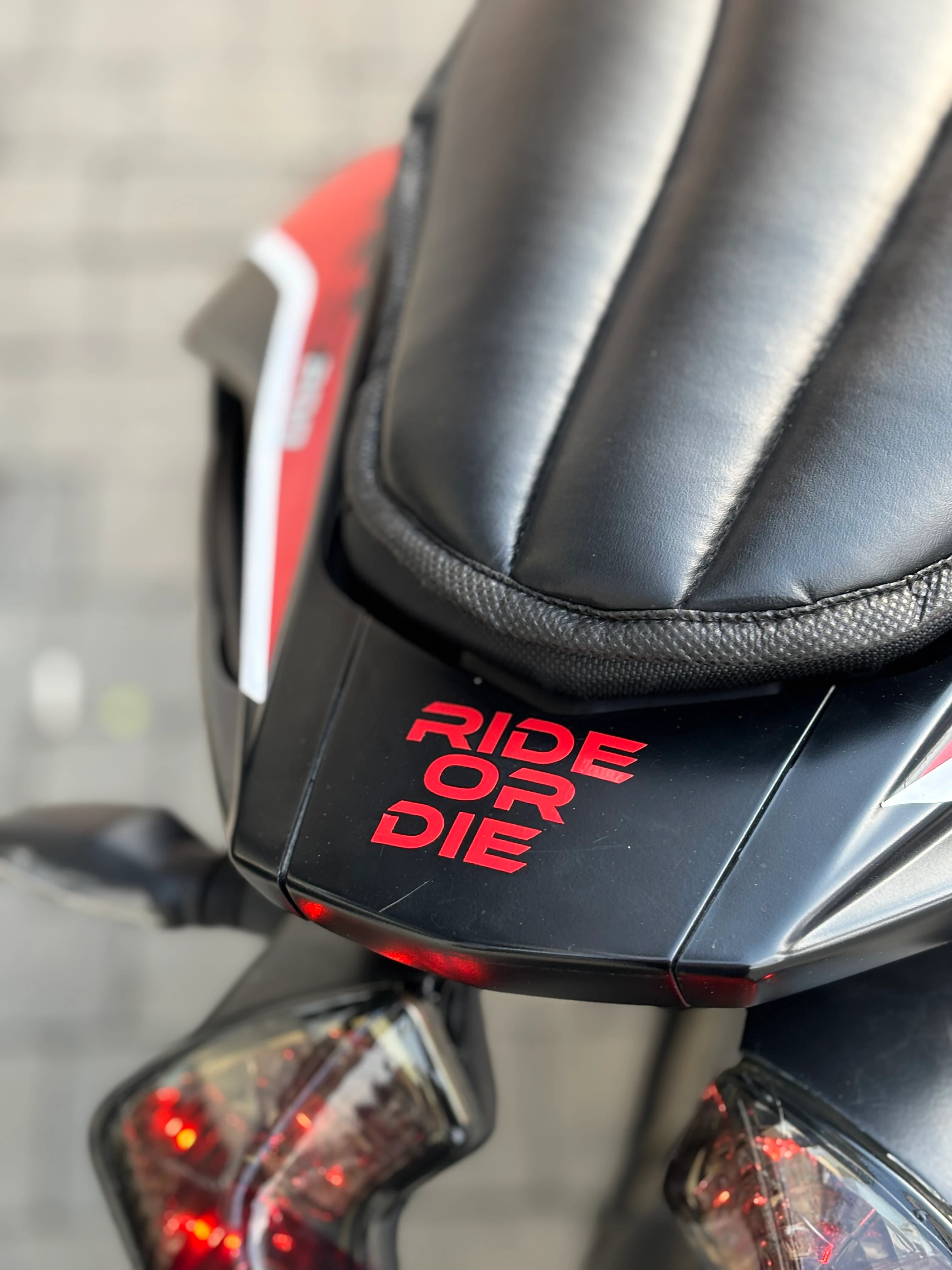Motosiklet ve Kask için Kırmızı Renk Ride or Die Sticker Etiket (12CMx1.5CM)