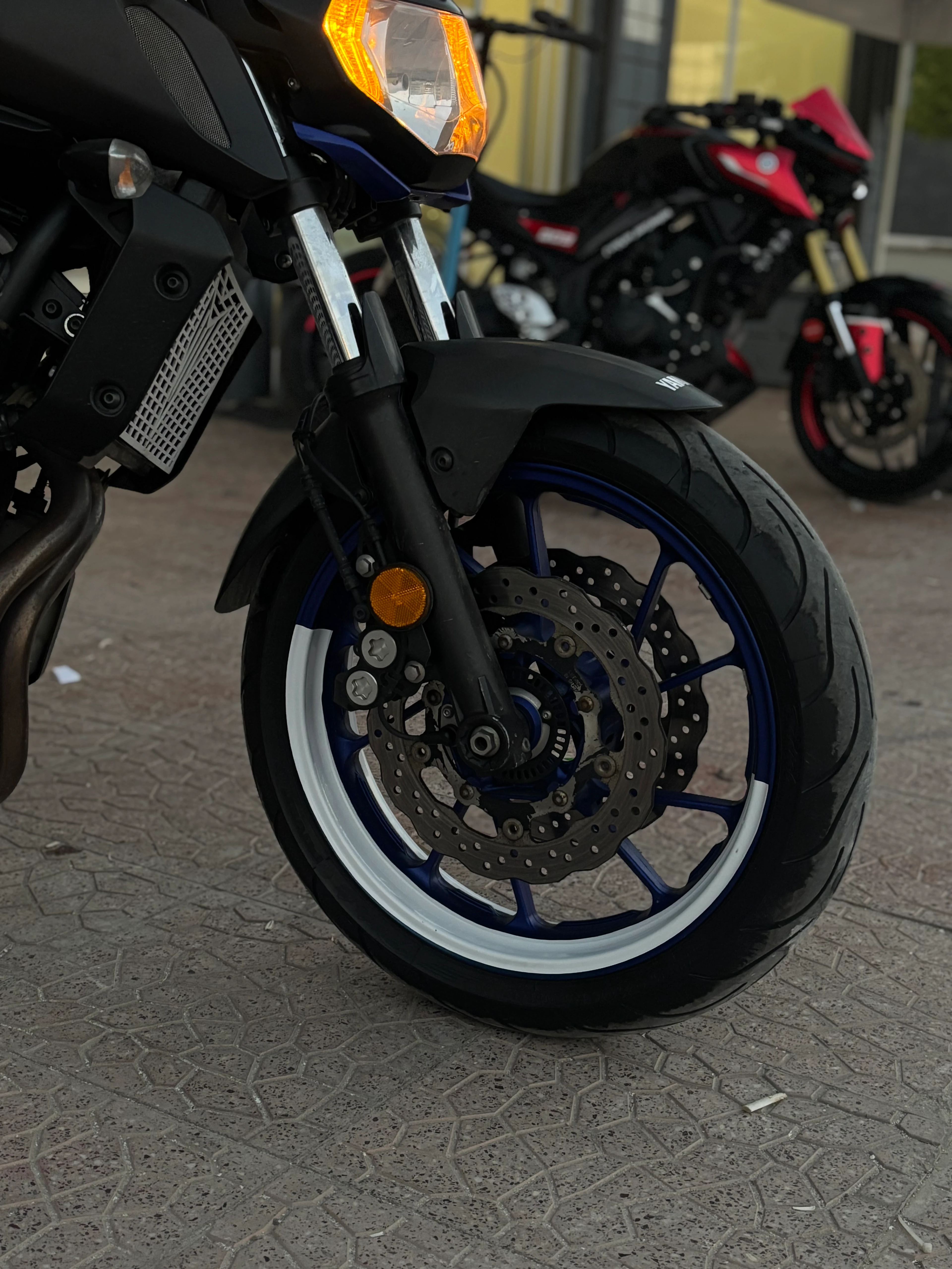 Motosiklet Jantı için 17 Inch Kalın Yanaklı Jantlara Uyumlu Beyaz Renk Yarım Jant Şeridi Sticker Seti (4 Parça)