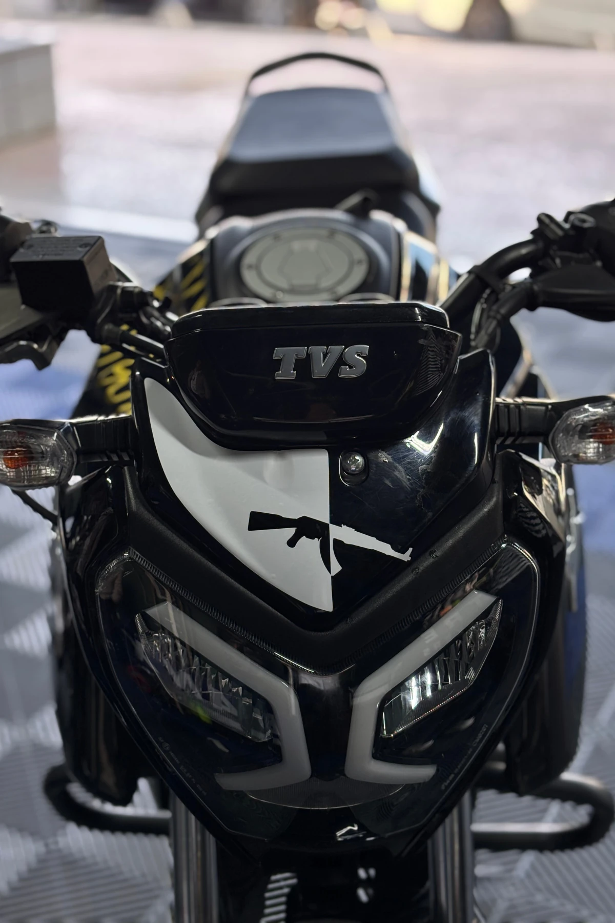 TVS Raider 125 için AK-47 Desenli Kafa Detay Sticker Beyaz Renk